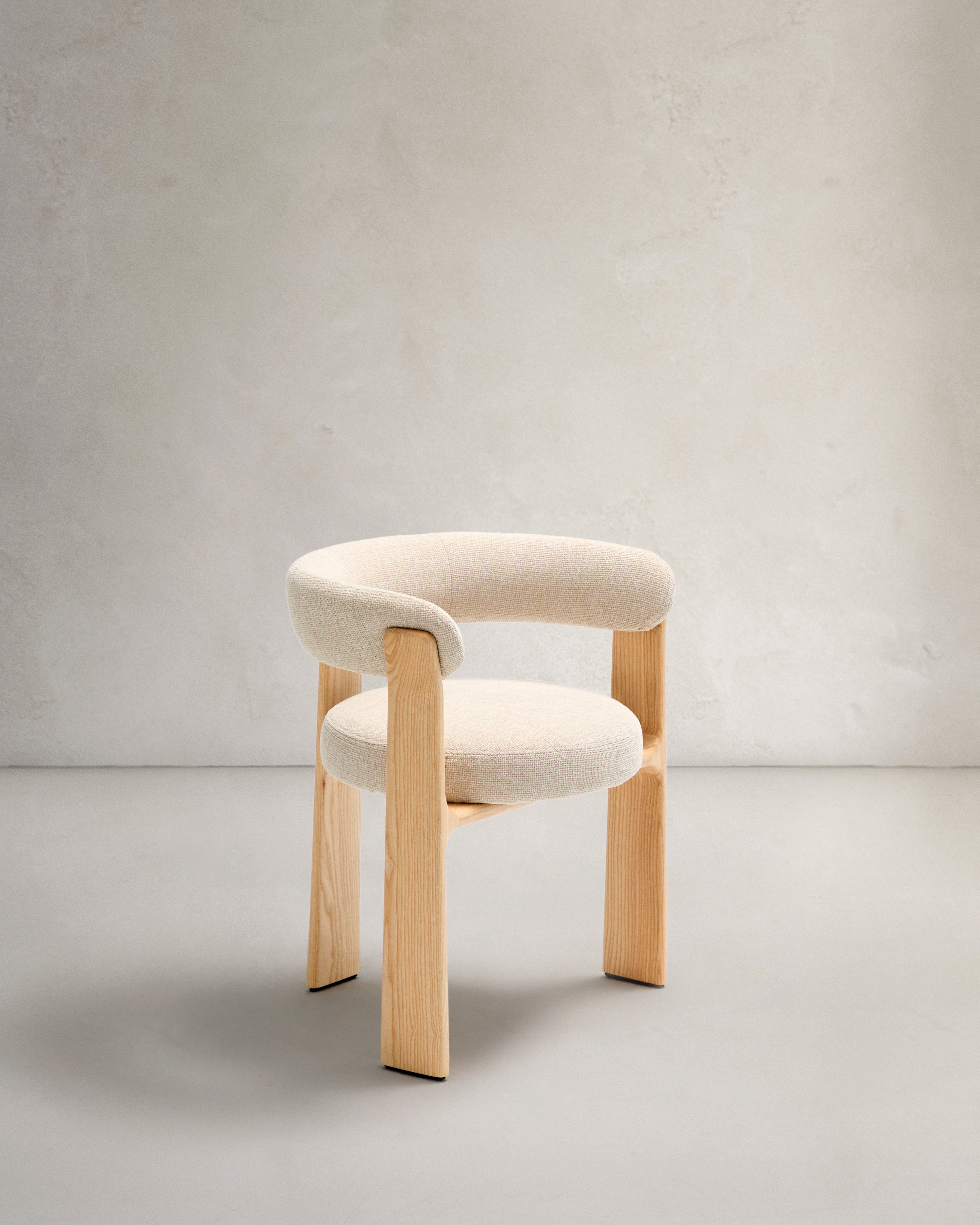 Granite three-legged chair in beige chenille and solid ash wood with a natural finish, FSC 100%