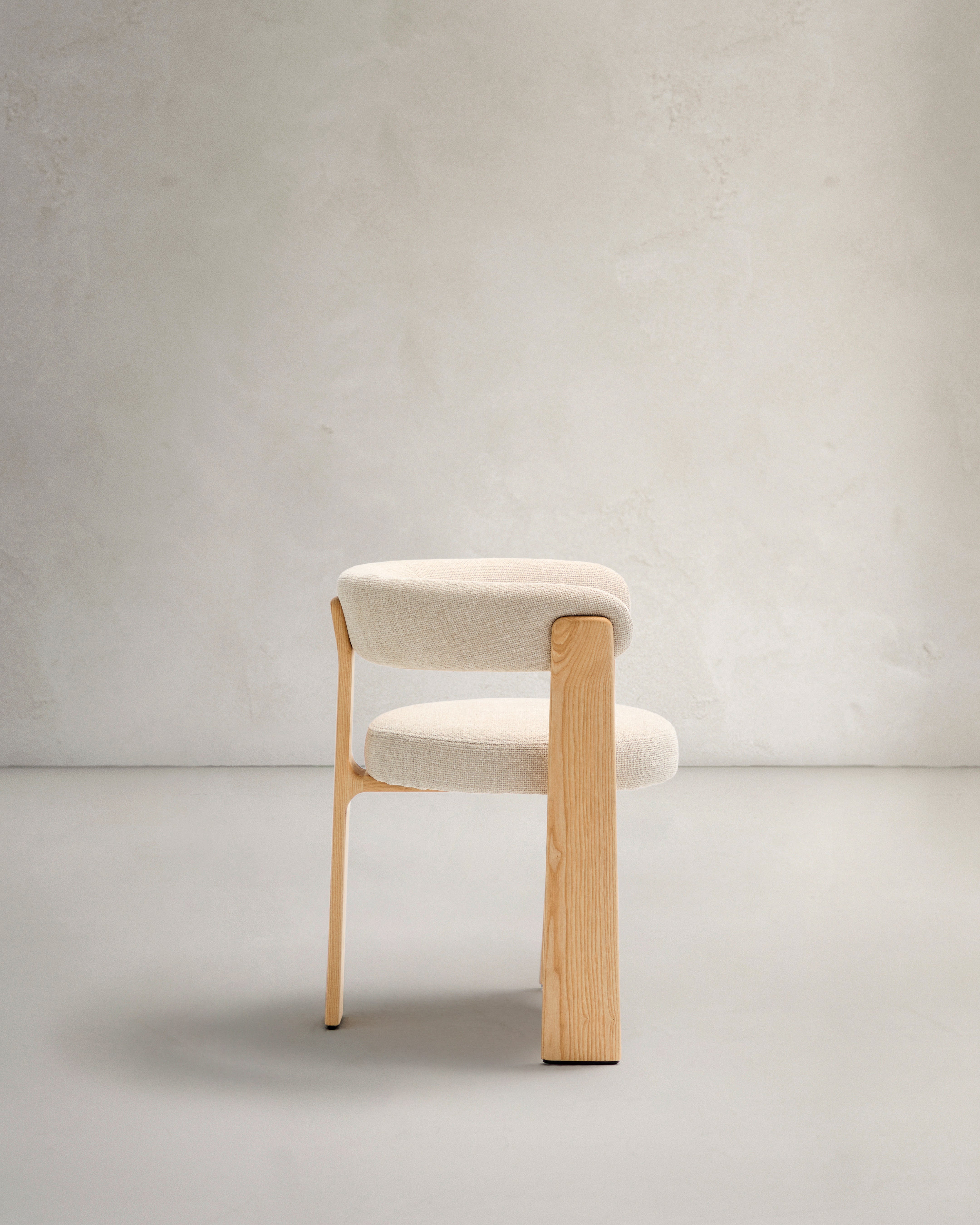 Granite three-legged chair in beige chenille and solid ash wood with a natural finish, FSC 100%