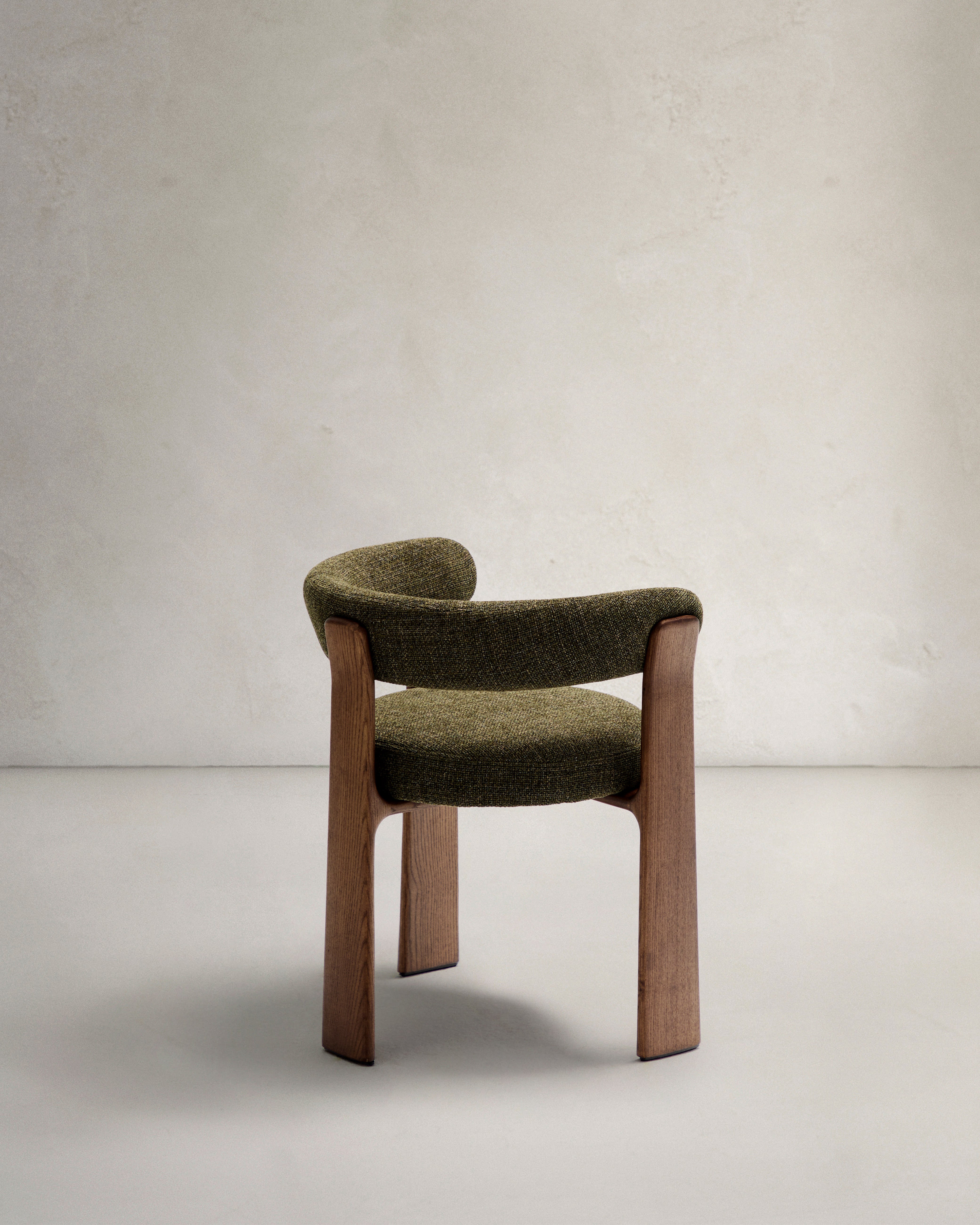 Granite three-legged chair with green upholstery and solid ash wood with walnut finish, FSC 100%