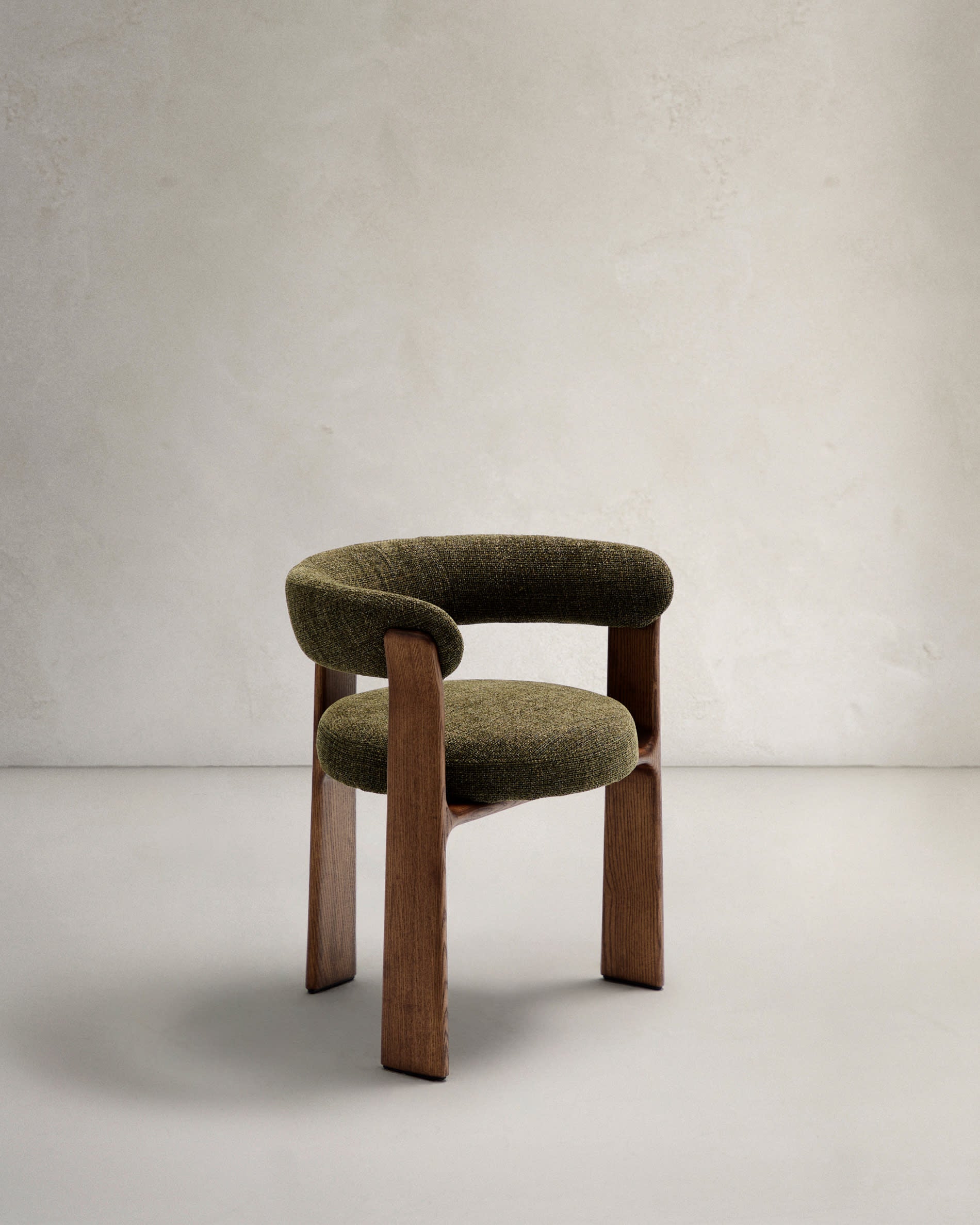 Granite three-legged chair with green upholstery and solid ash wood with walnut finish, FSC 100%