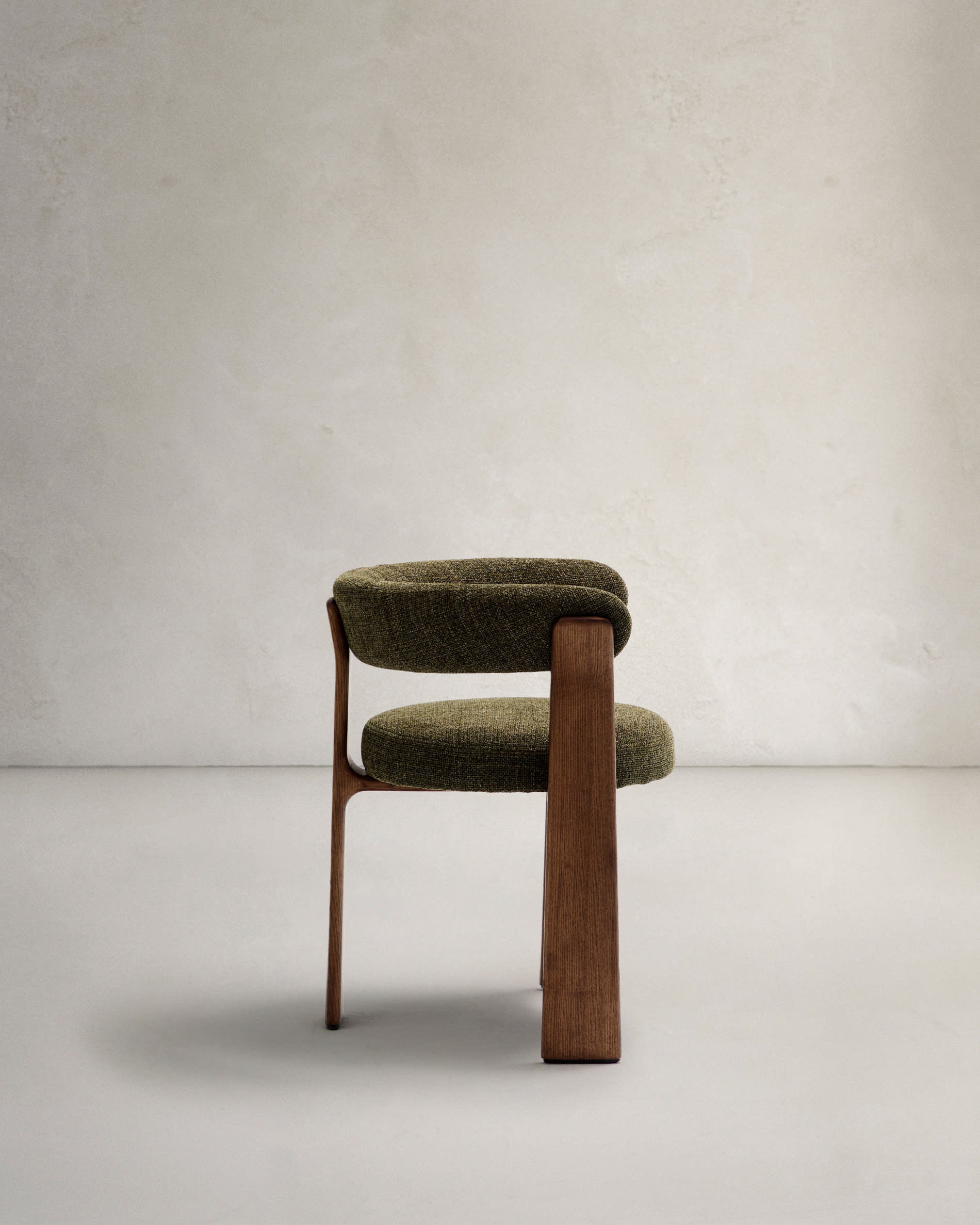 Granite three-legged chair with green upholstery and solid ash wood with walnut finish, FSC 100%