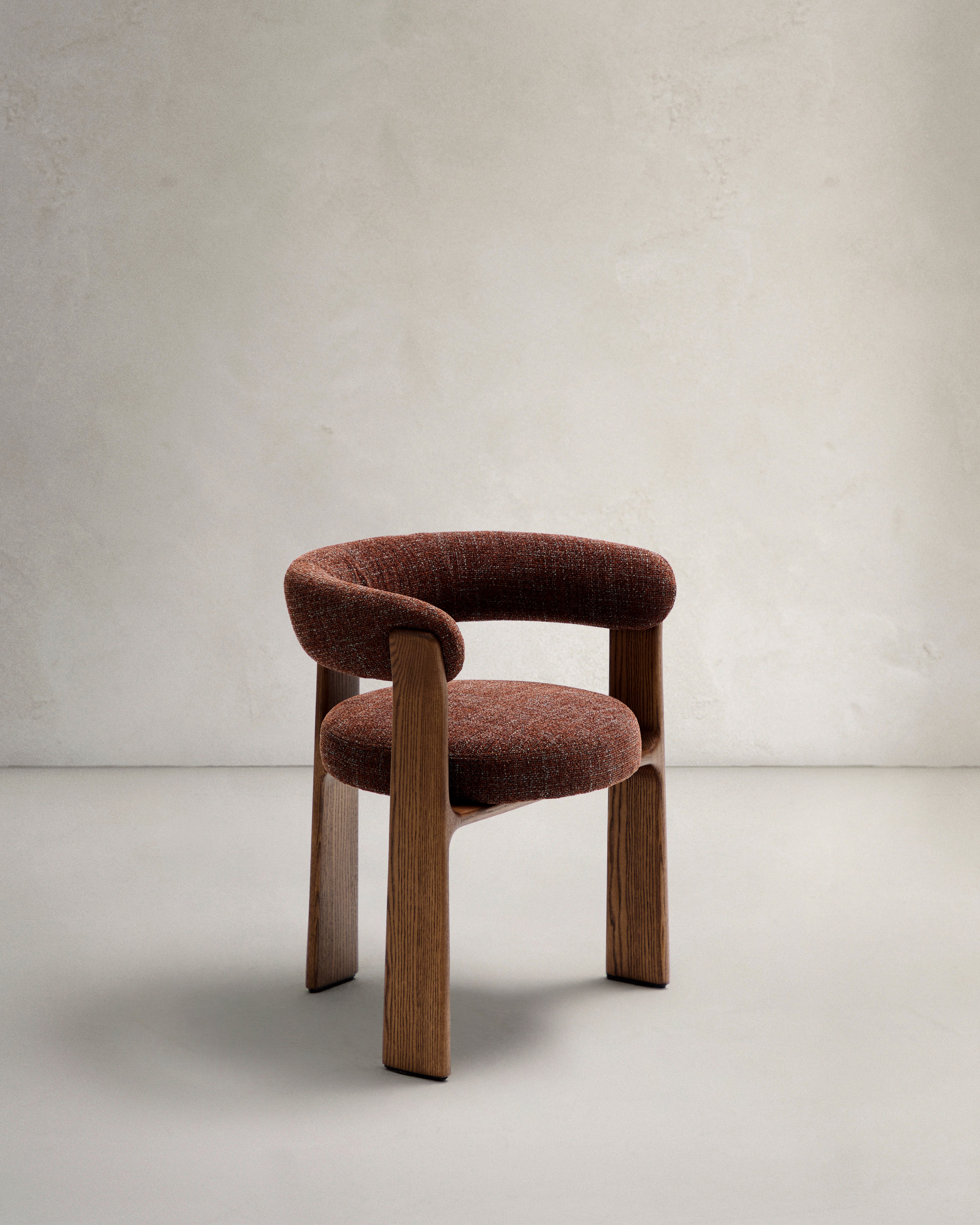 Granite three-legged chair in brown chenille and solid ash wood with walnut finish, FSC 100%