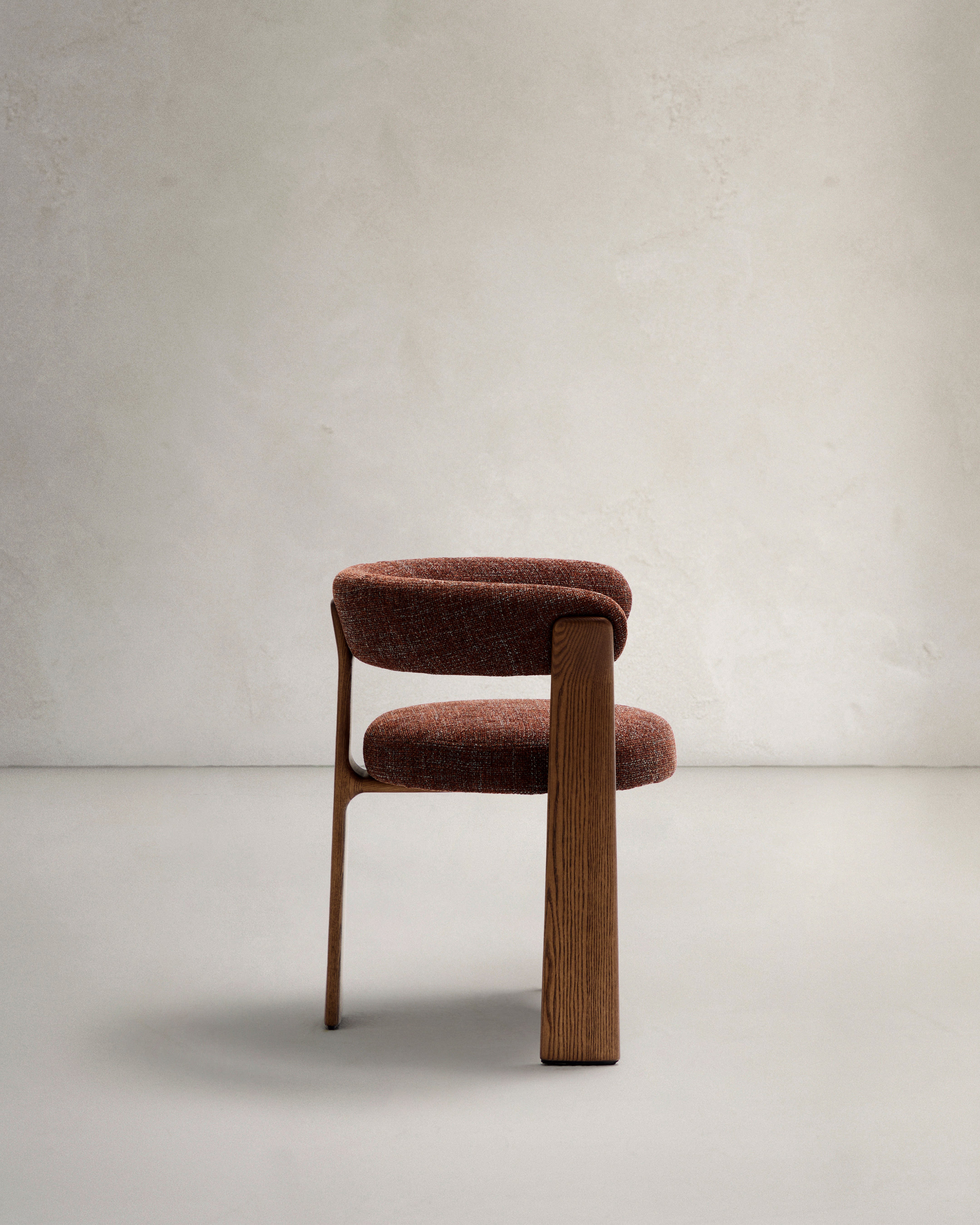 Granite three-legged chair in brown chenille and solid ash wood with walnut finish, FSC 100%