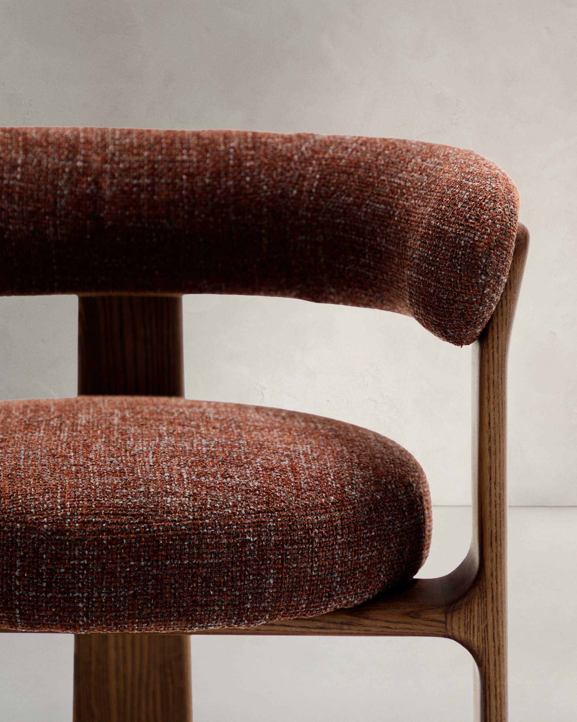Granite 3-legged chair in brown chenille and with solid ash wood in a walnut finish FSC 100% - Detail