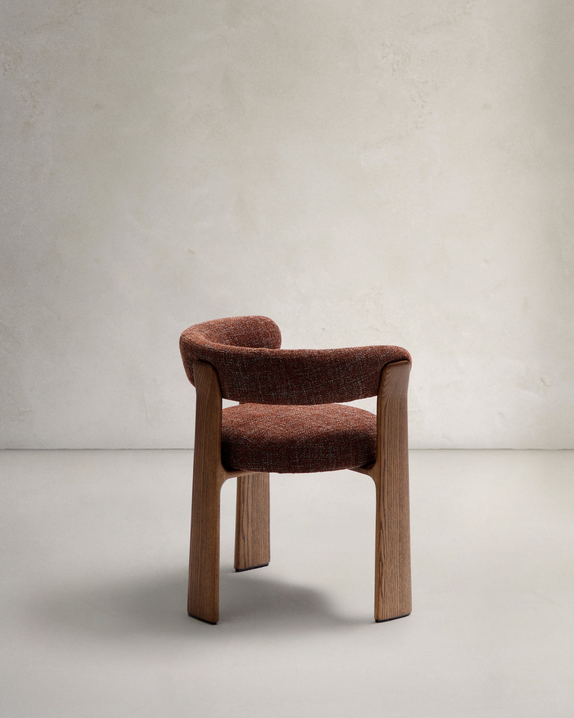 Granite three-legged chair in brown chenille and solid ash wood with walnut finish, FSC 100%