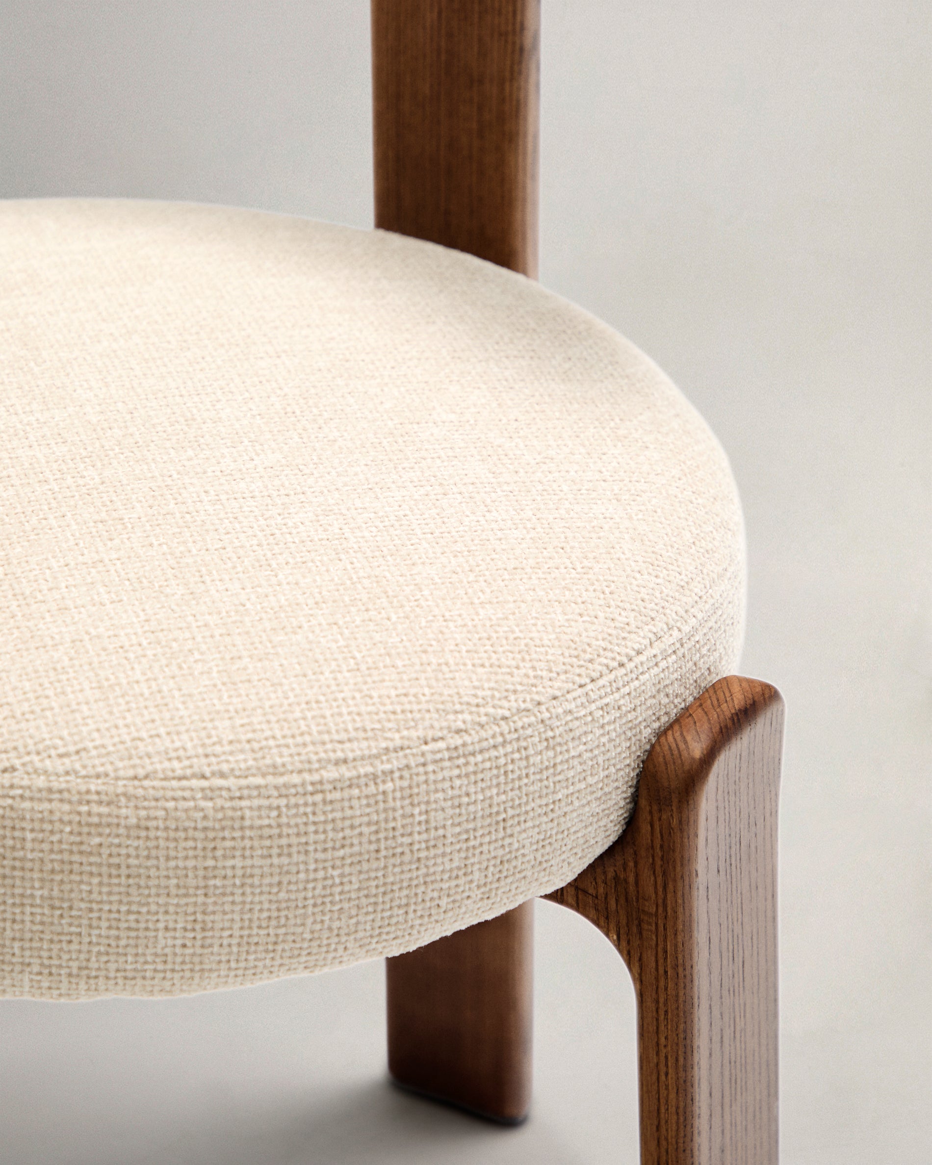 Granite fire-retardant chair in beige chenille and solid ash wood with walnut-coloured finish FSC 100% - Detail