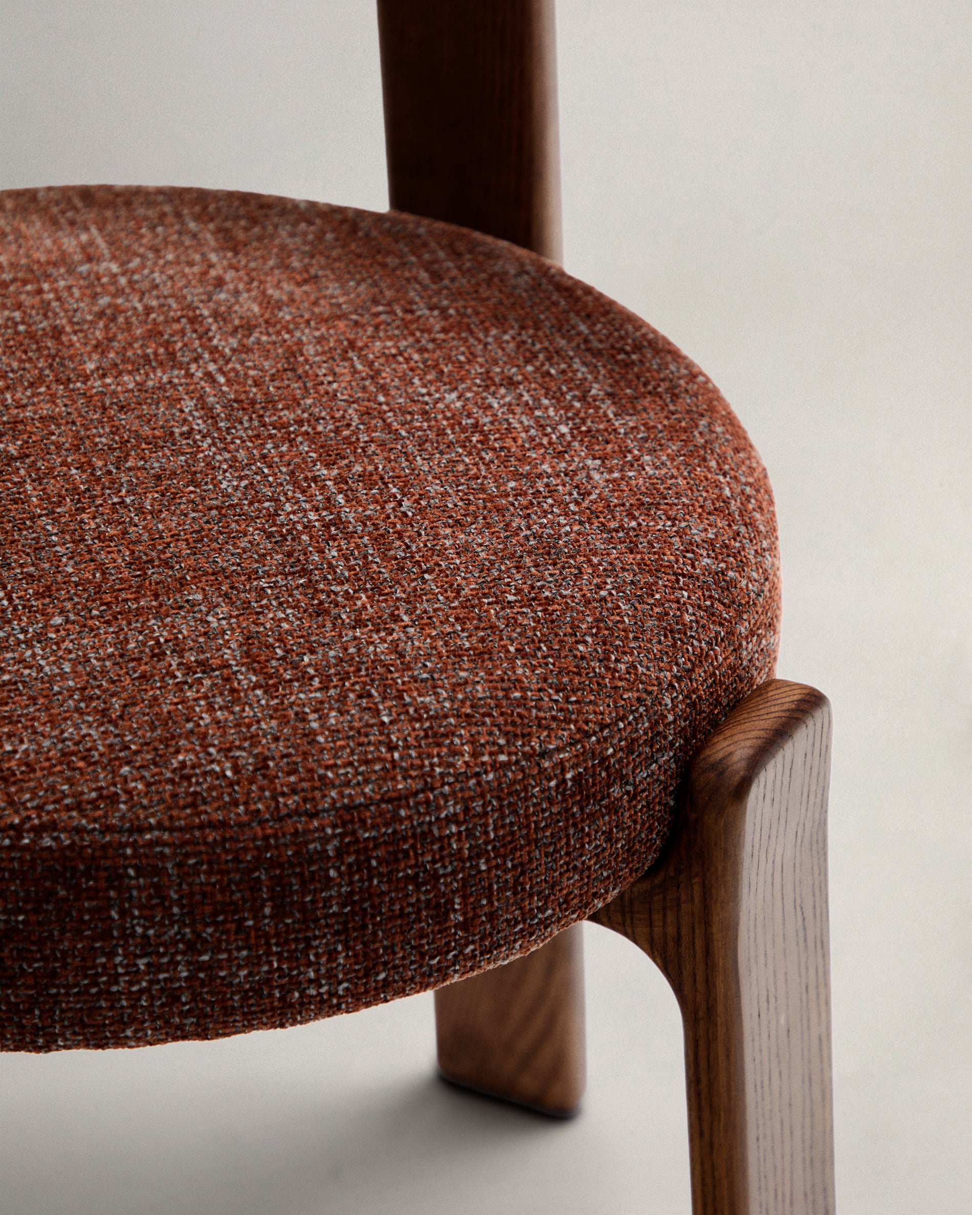 Granite fire-retardant chair in brown chenille and solid ash wood with walnut-coloured finish FSC 100% - Detail