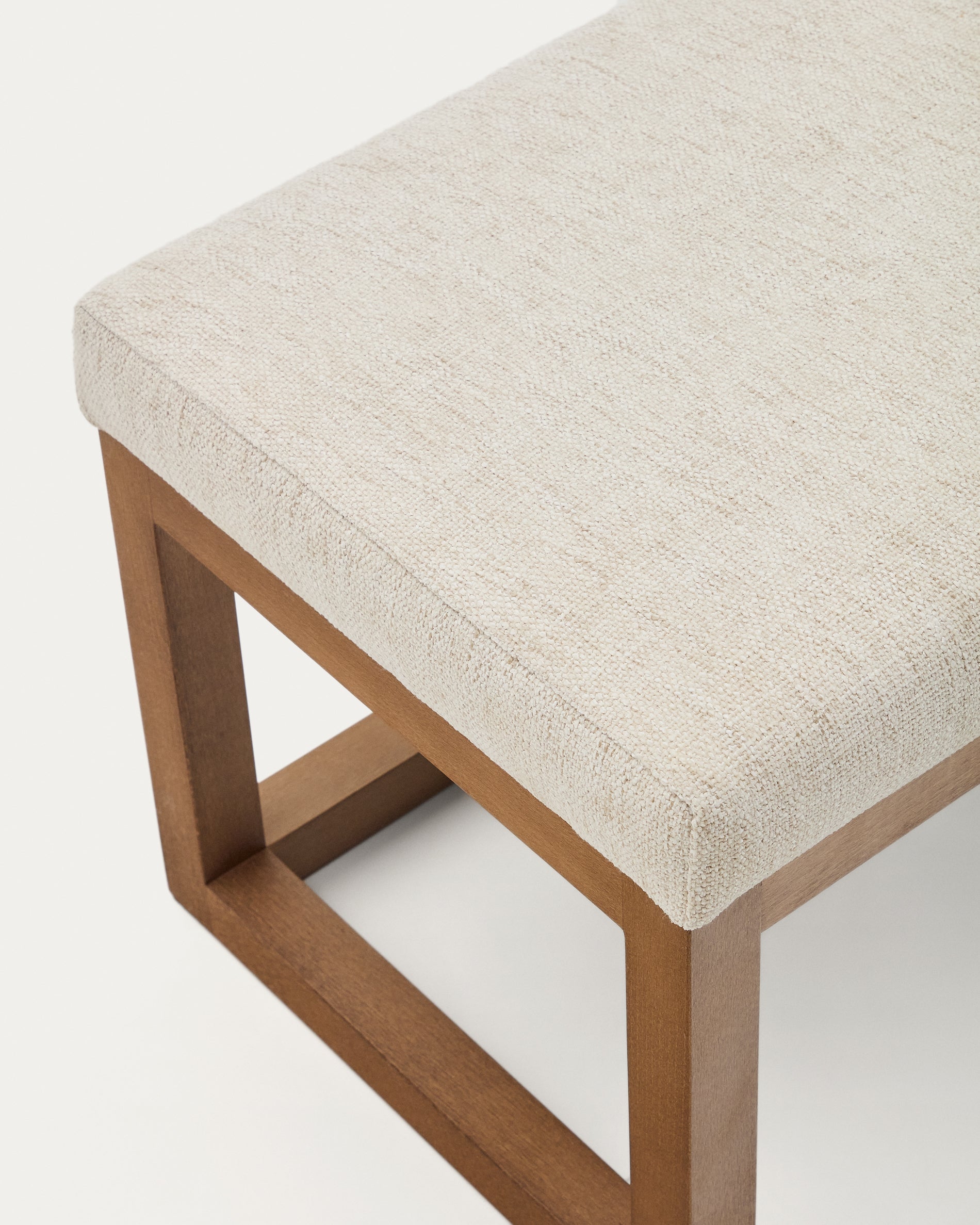 Loya bench in beige chenille and beech wood with walnut-coloured finish 128cm - Detail