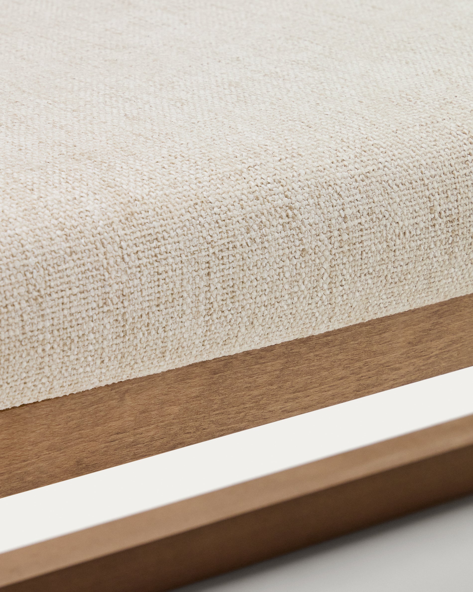 Loya bench in beige chenille and beech wood with walnut-coloured finish 128cm - Detail