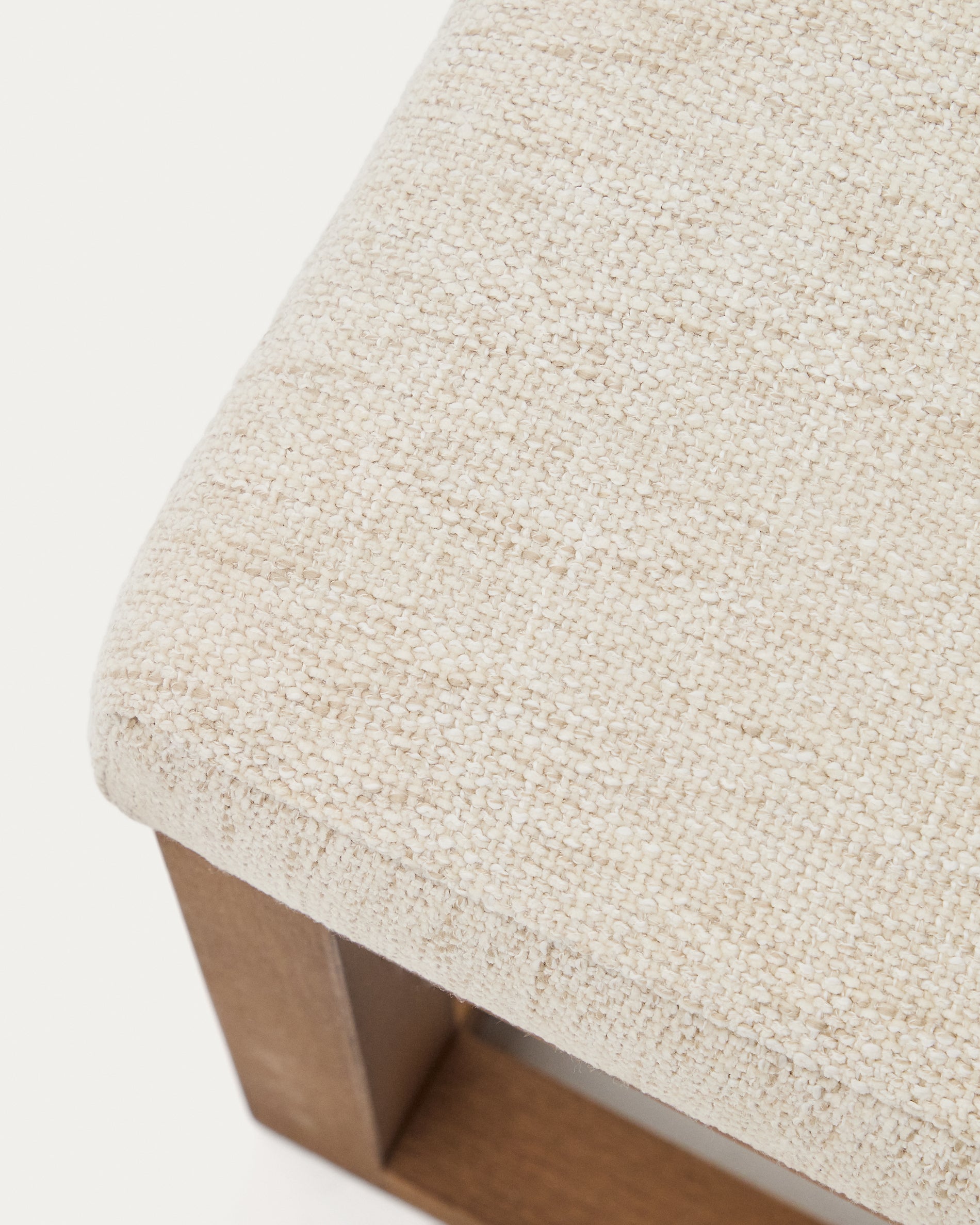 Loya bench in beige chenille and beech wood with walnut-coloured finish 128cm - Detail
