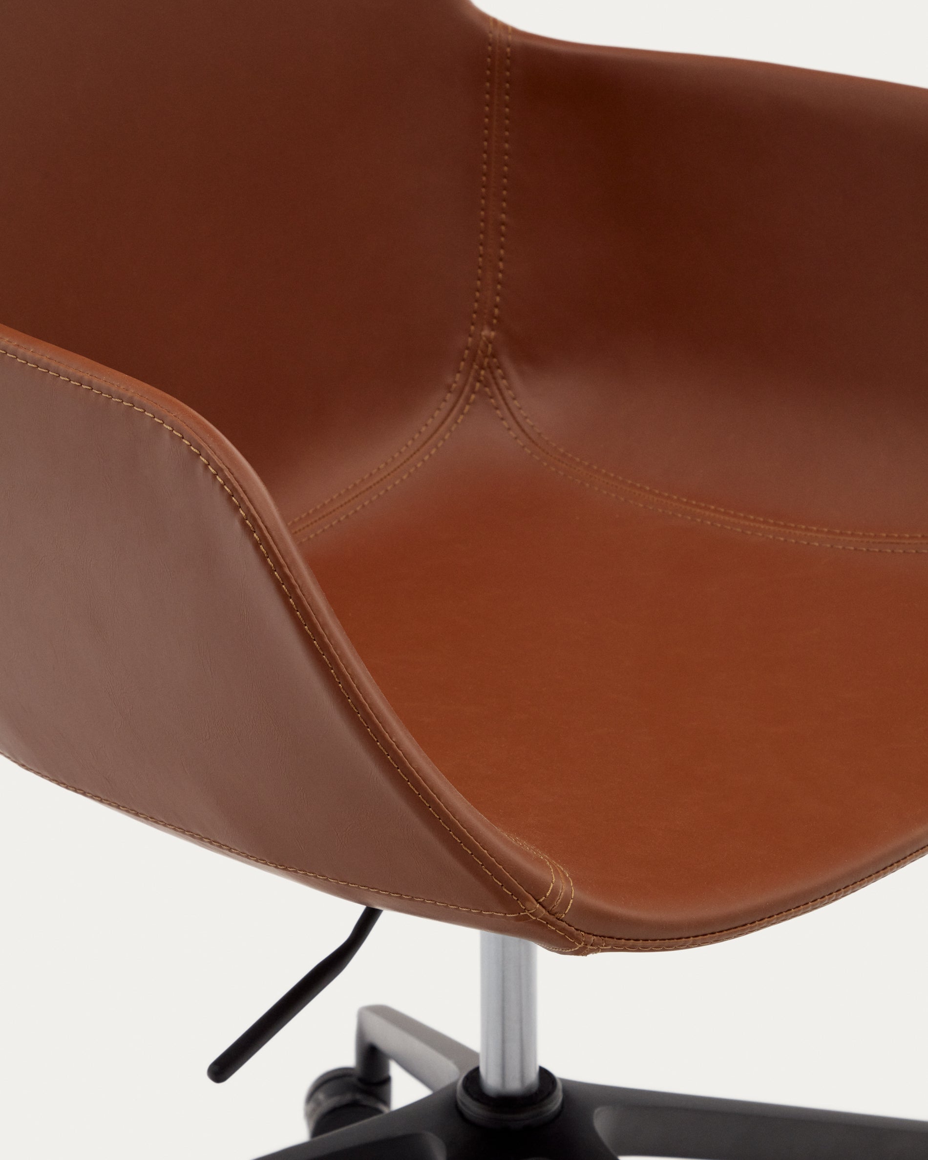 Tissiana desk chair in brown faux leather and aluminium with matte black finish - Detail