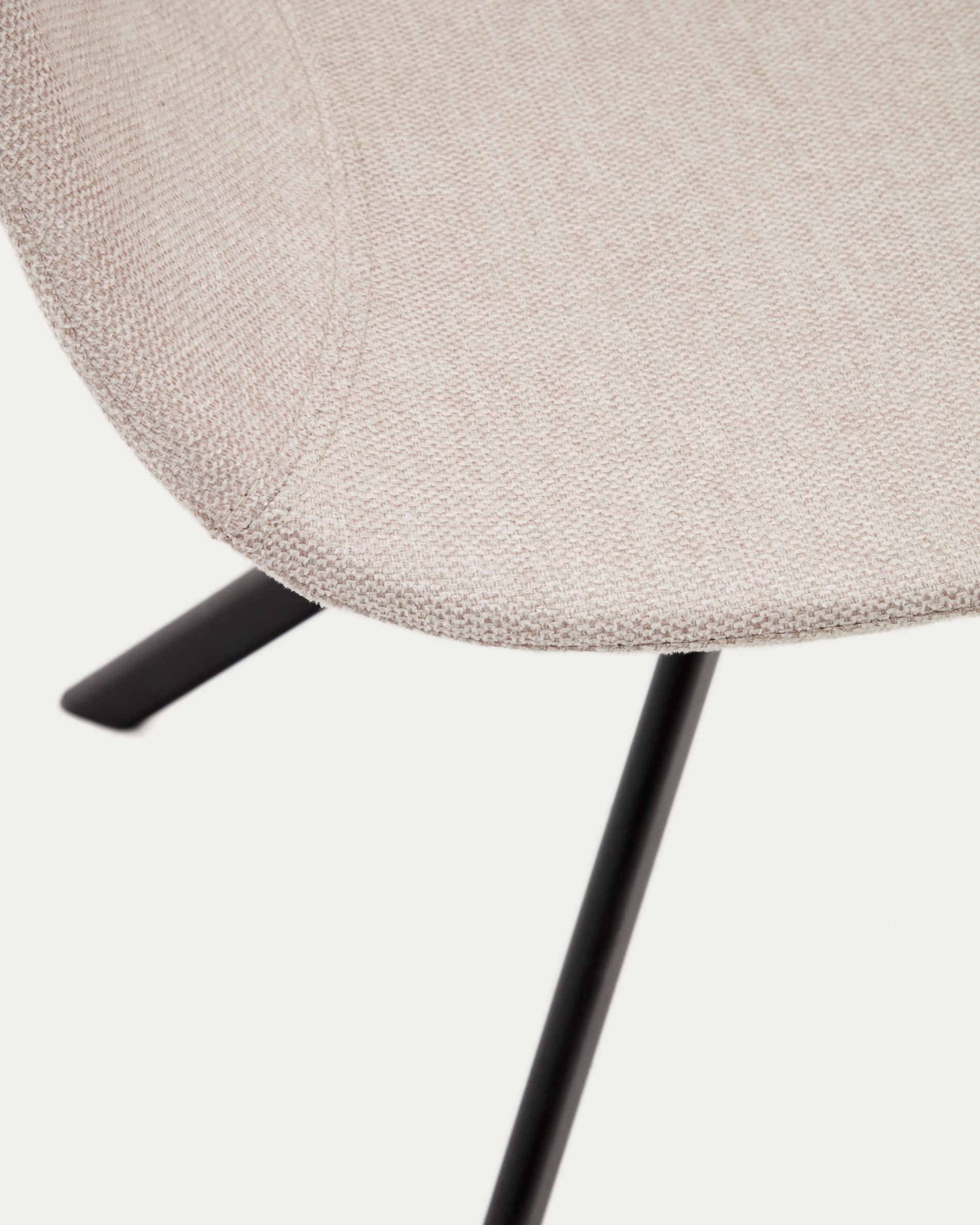 Tissiana self-centring swivel chair in beige chenille and matte black aluminium - Detail