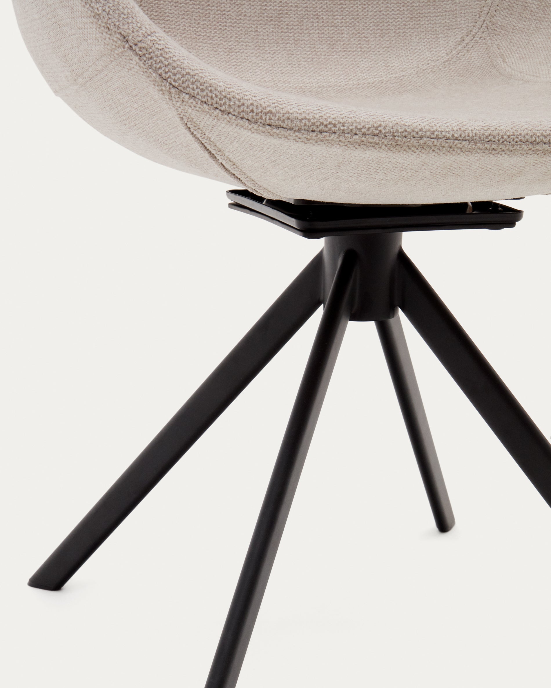 Tissiana self-centring swivel chair in beige chenille and matte black aluminium - Detail