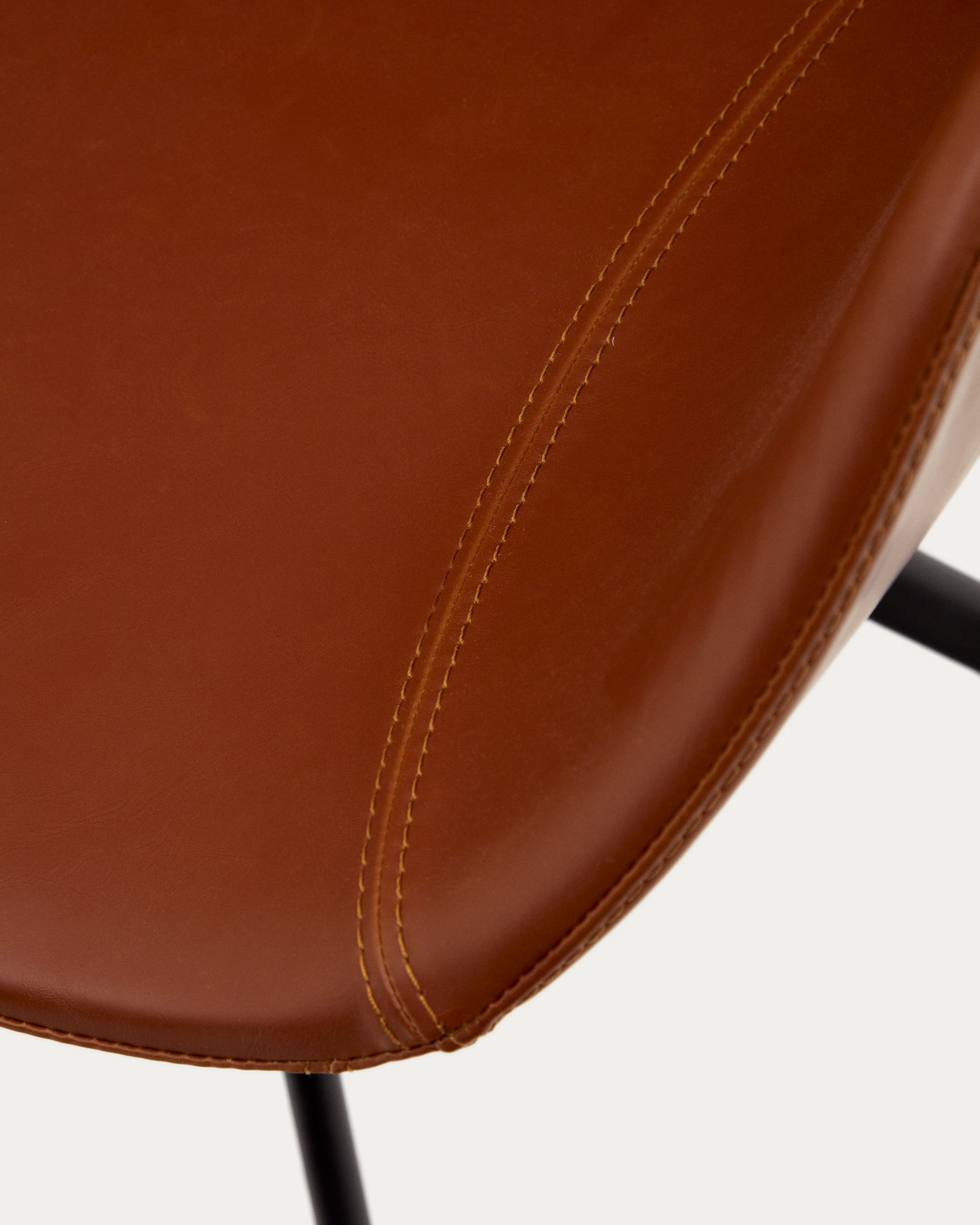 Tissiana self-centring swivel chair in synthetic brown leather and matte black aluminium - Detail
