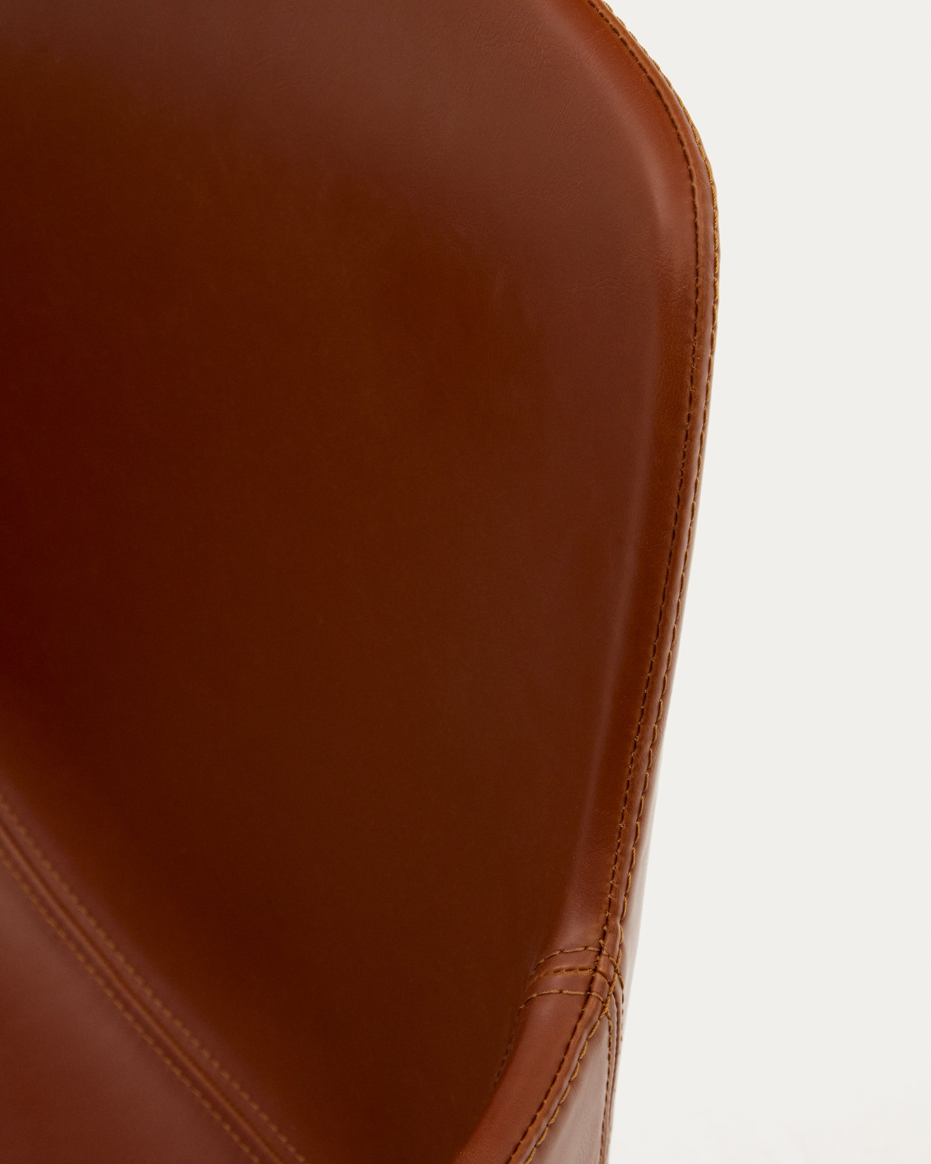 Tissiana self-centring swivel chair in synthetic brown leather and matte black aluminium - Detail