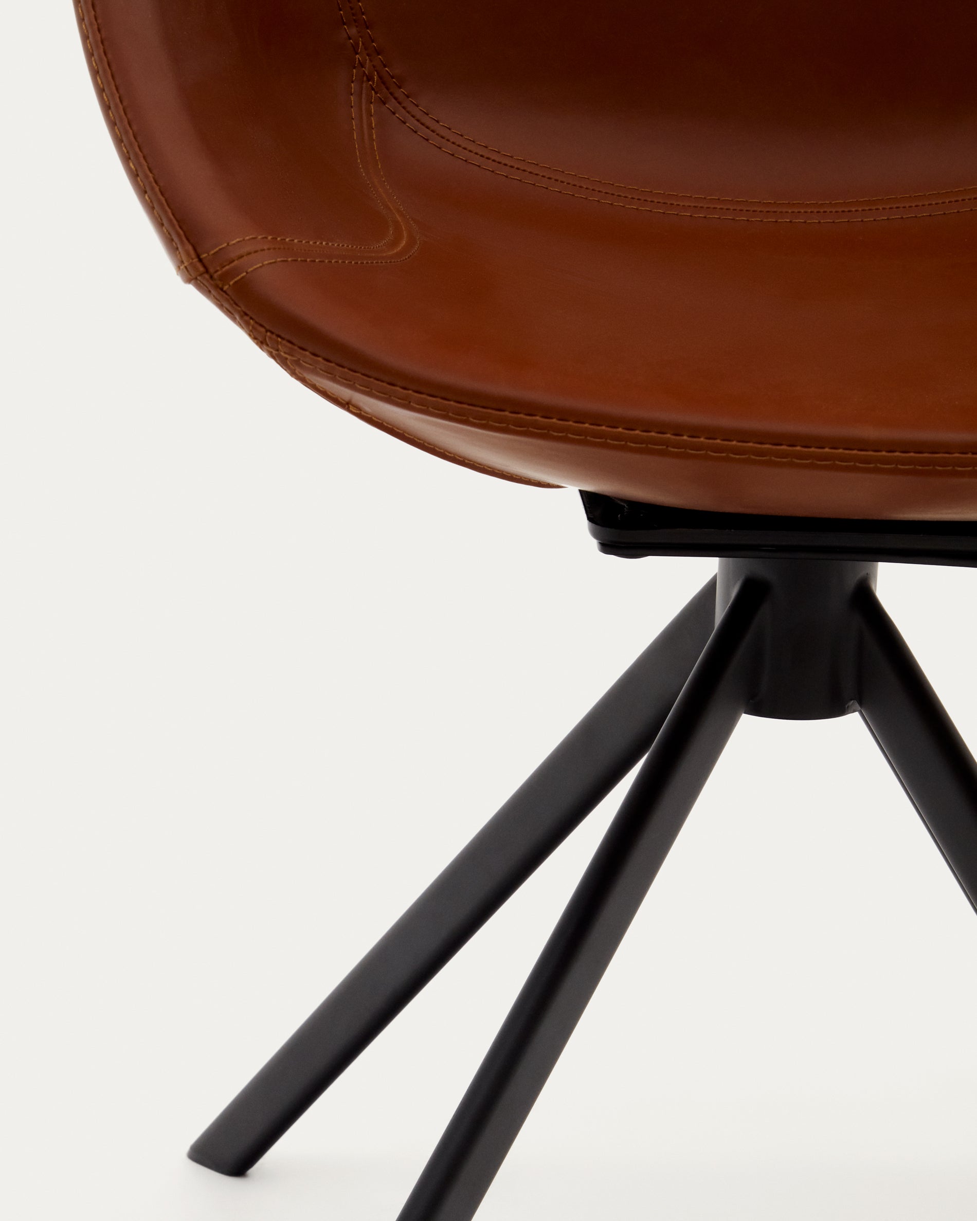 Tissiana self-centring swivel chair in synthetic brown leather and matte black aluminium - Detail