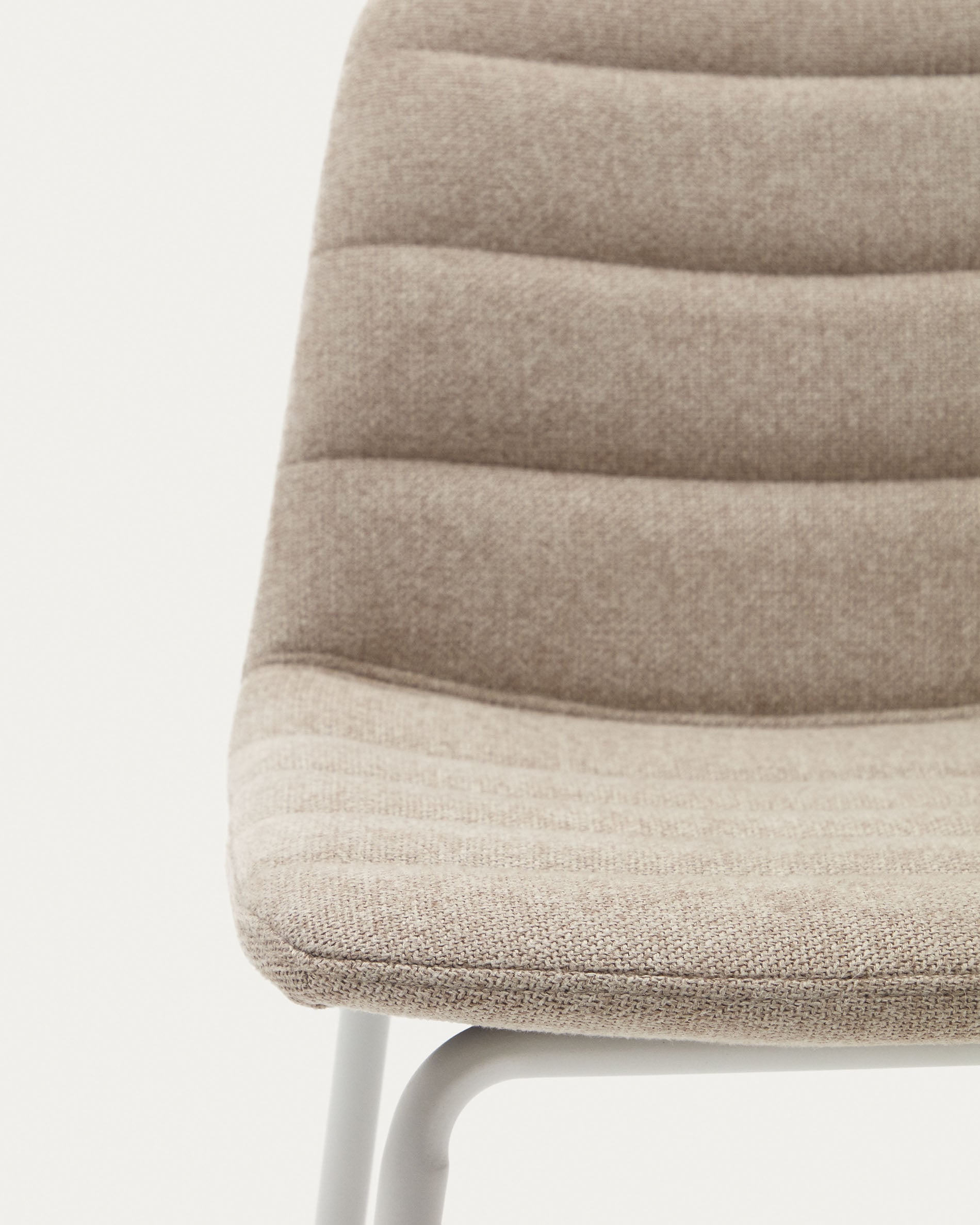 Zunilda stool in beige chenille and steel with matt white finish height 65 cm FSC 100% - Detail