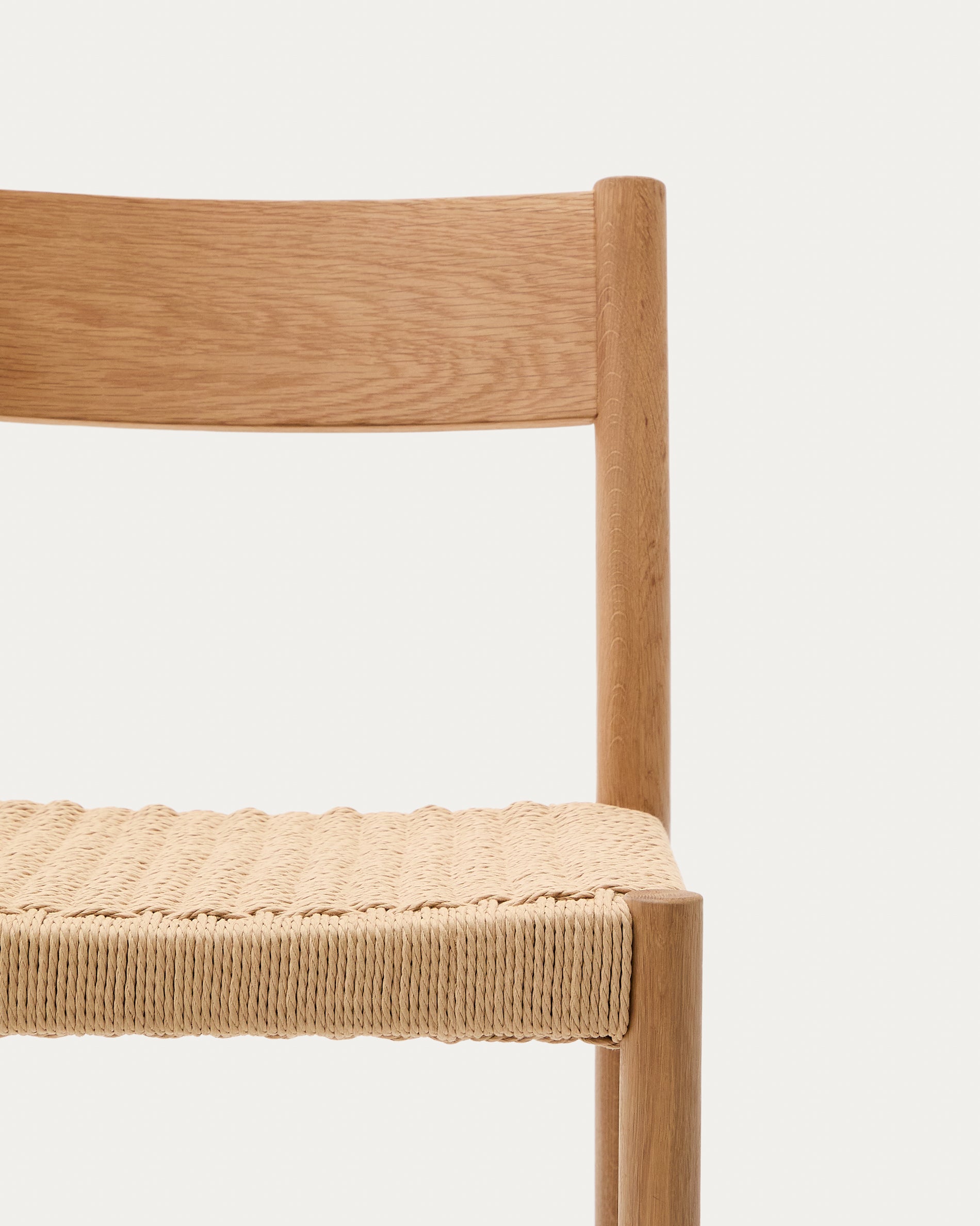 Yalia stool with a backrest in solid oak wood in a natural finish,and rope cord seat, 65 cm FSC 100% - Detail