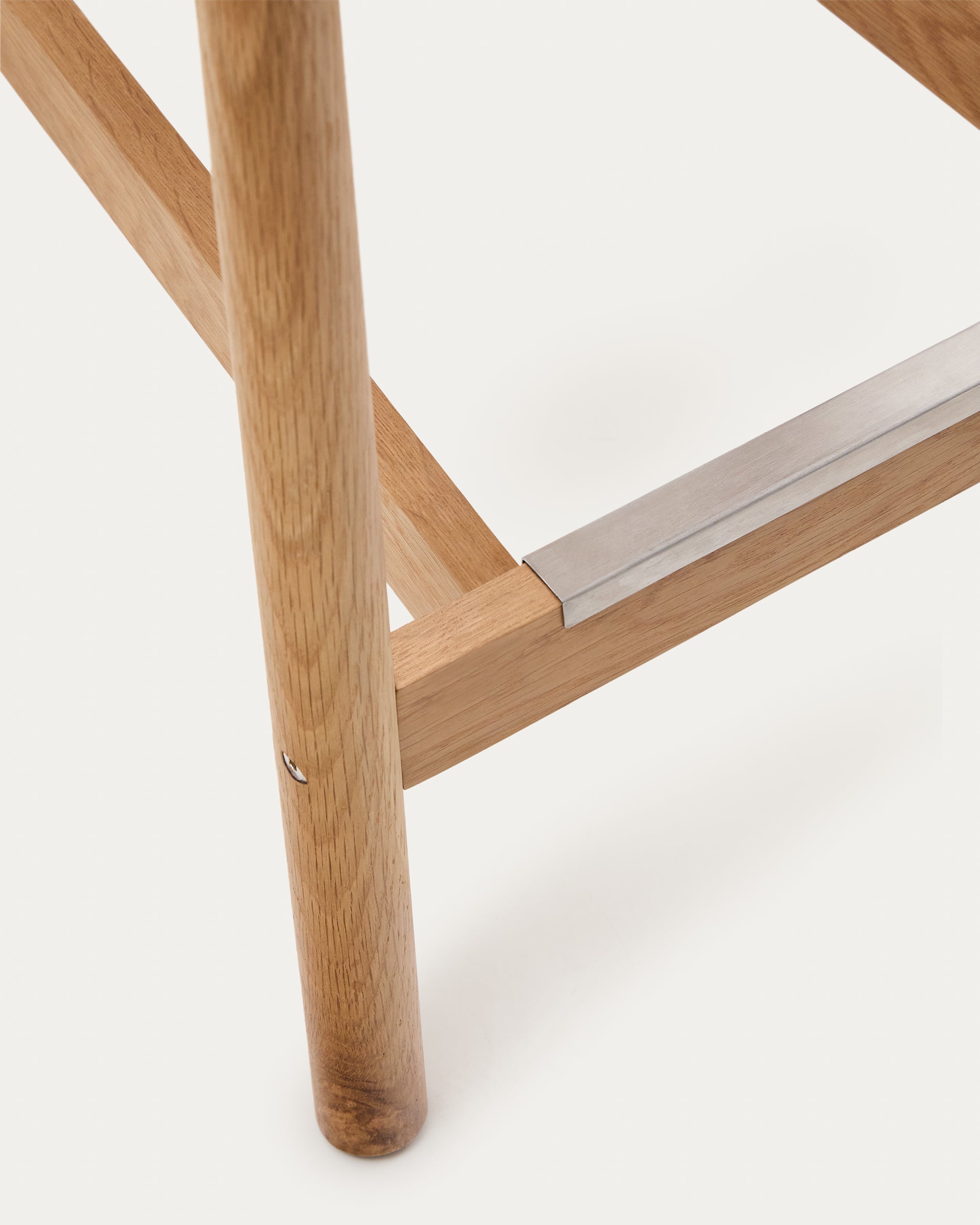Yalia stool with a backrest in solid oak wood in a natural finish,and rope cord seat, 65 cm FSC 100% - Detail