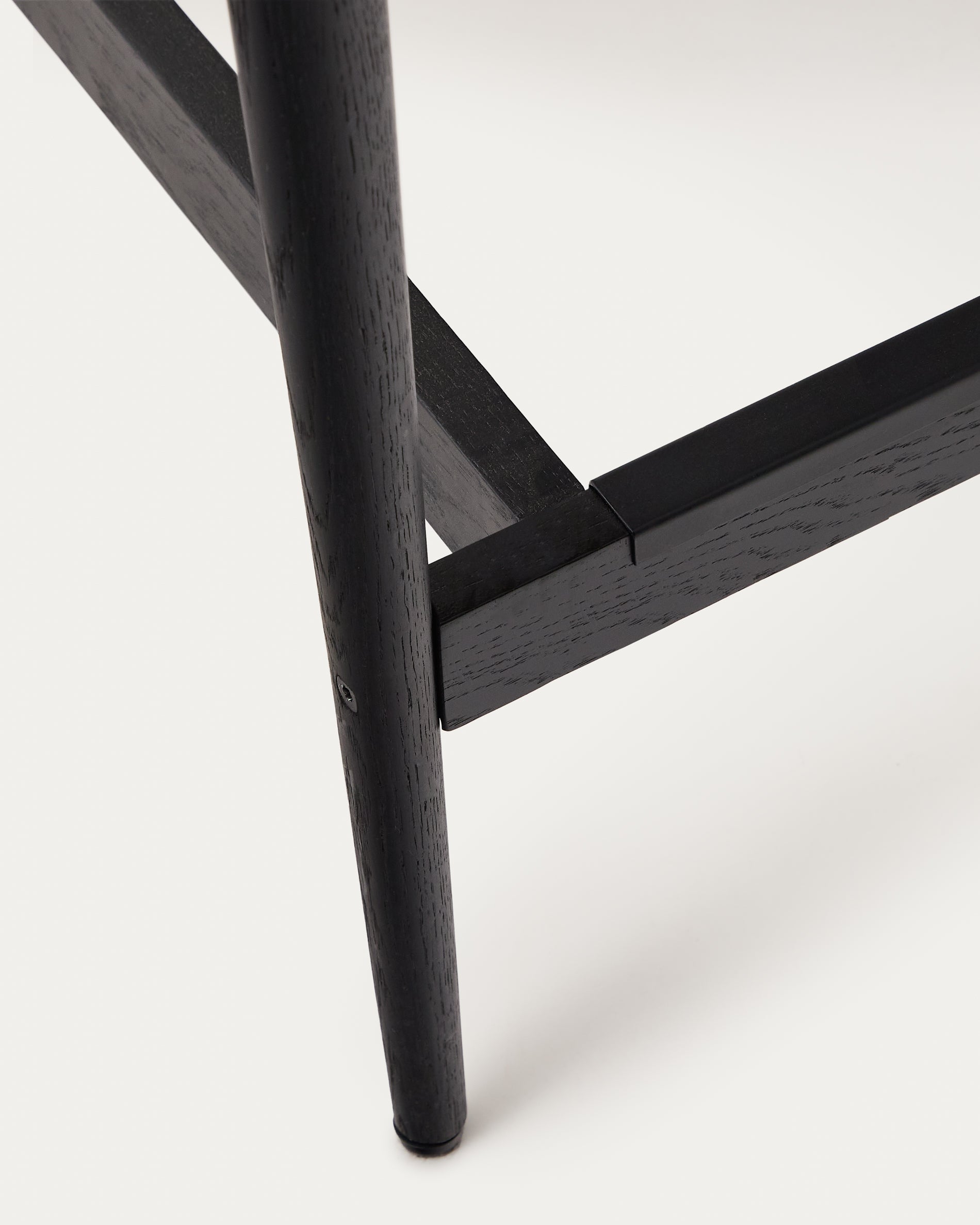 Analy stool with a backrest in solid oak wood in a black finish and rope cord seat, 70 cm, FSC 100% - Detail
