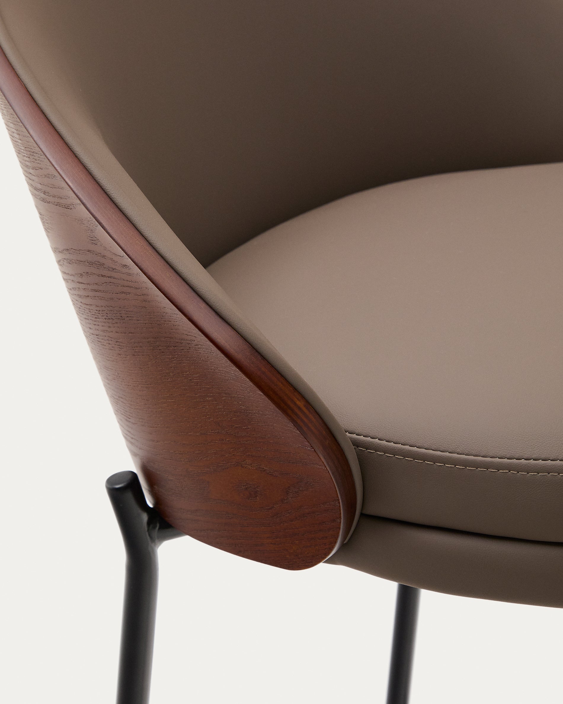 Eamy stool in brown faux leather, ash veneer, walnut finish and black metal 65 cm - Detail