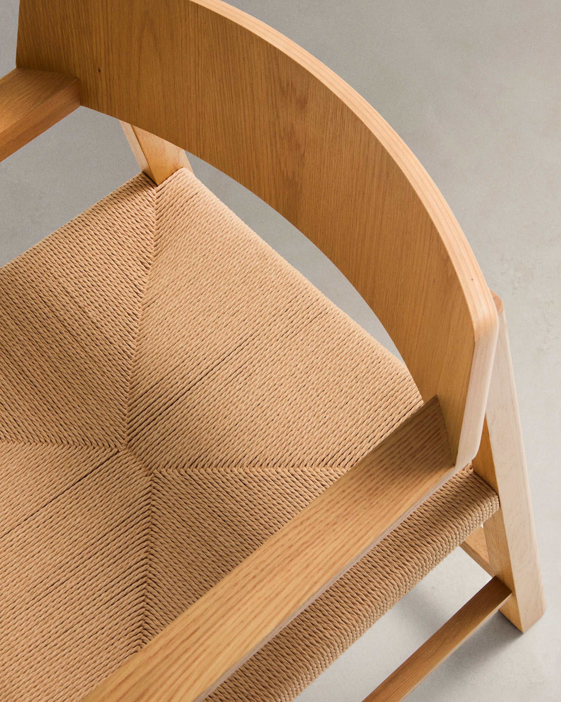 Idun chair made of FSC Mix Credit solid oak wood with natural tone finish and rope cord seat - Detail