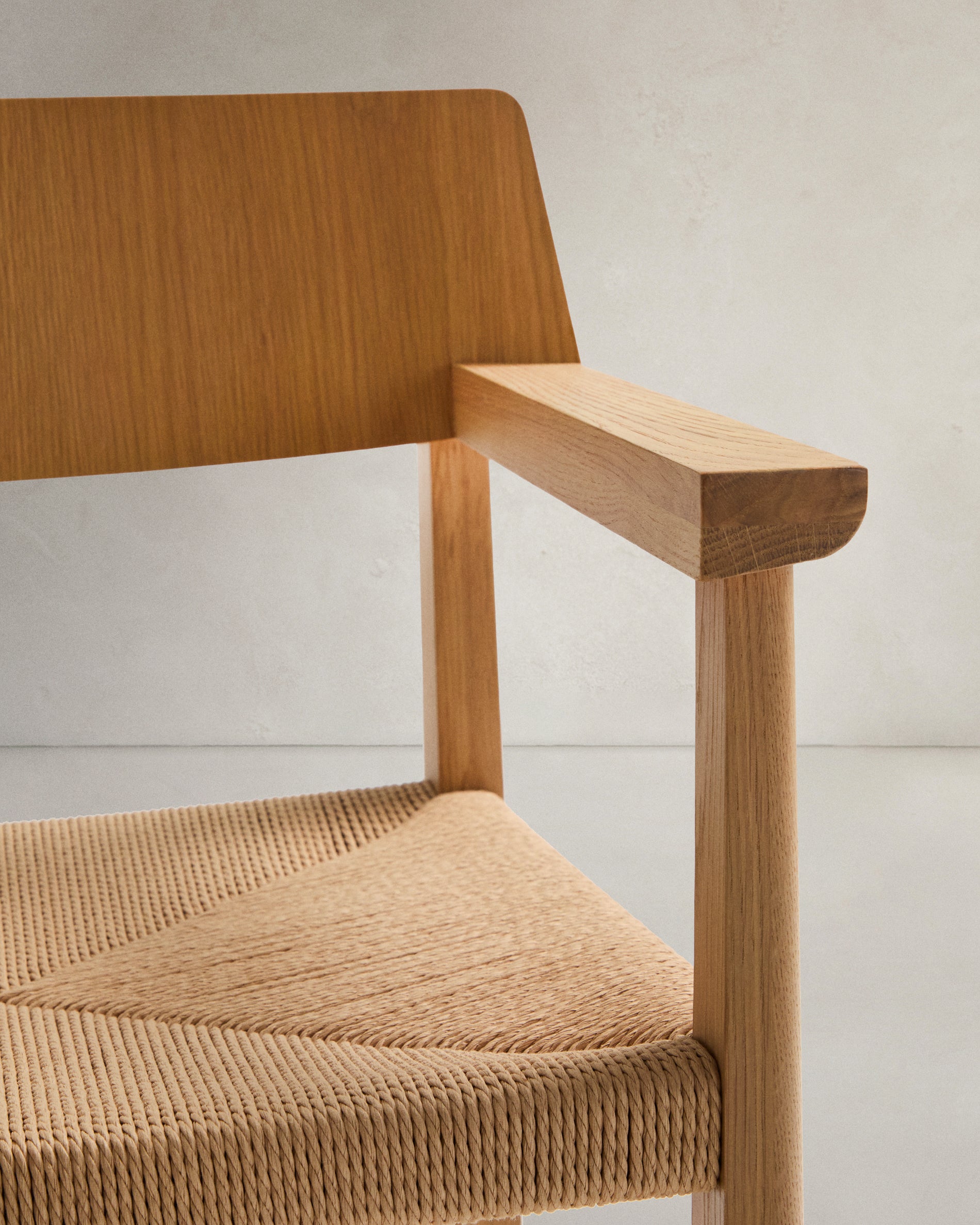 Idun chair made of FSC Mix Credit solid oak wood with natural tone finish and rope cord seat - Detail