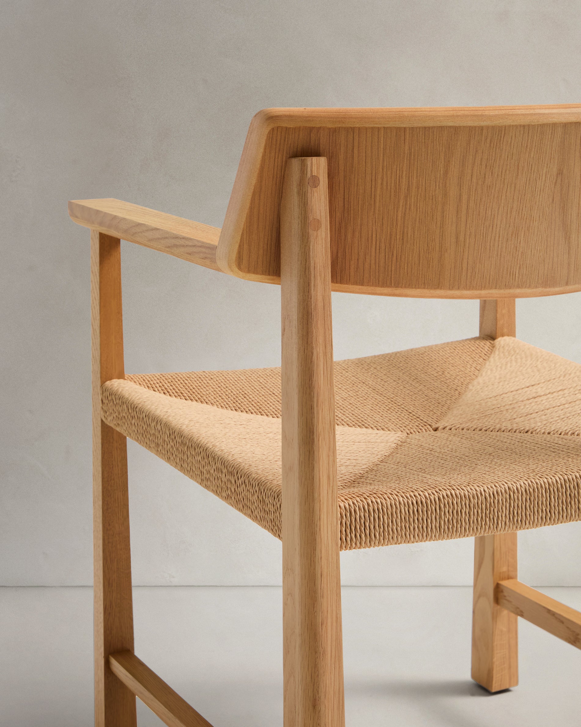 Idun chair made of FSC Mix Credit solid oak wood with natural tone finish and rope cord seat - Detail