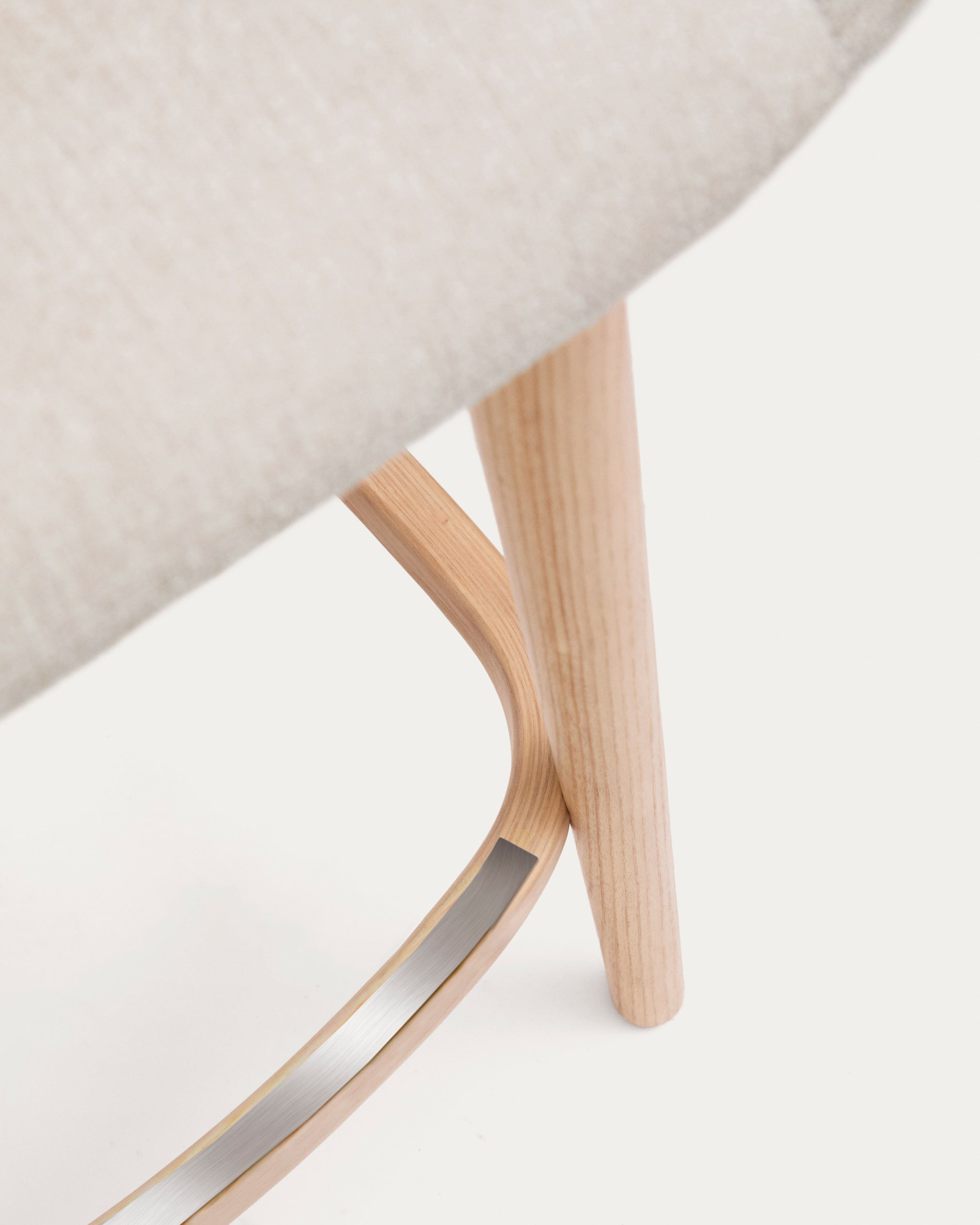 Konna stool in beige and solid ash wood legs in a light finish, 65 cm - Detail
