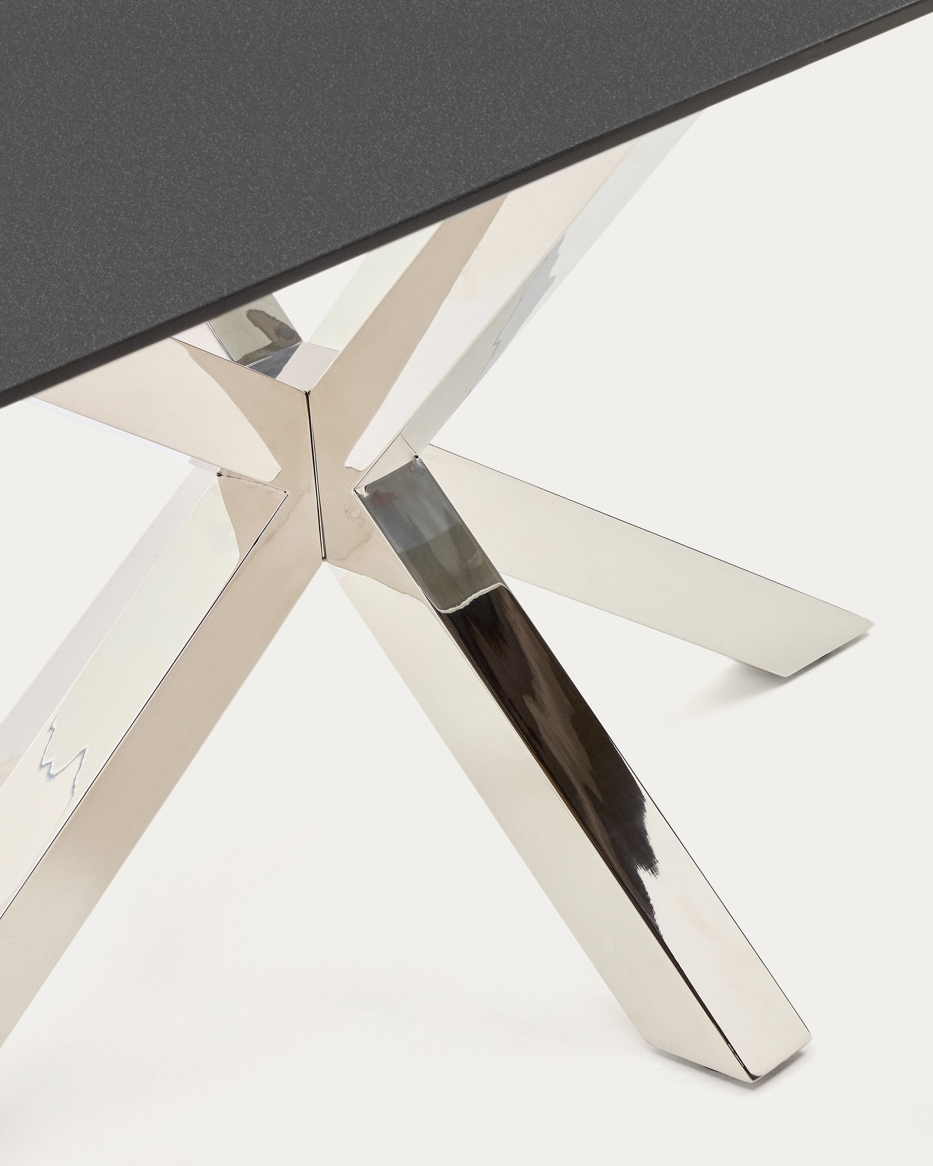 Argo table with black glass and steel legs 200 x 100 cm - Detail