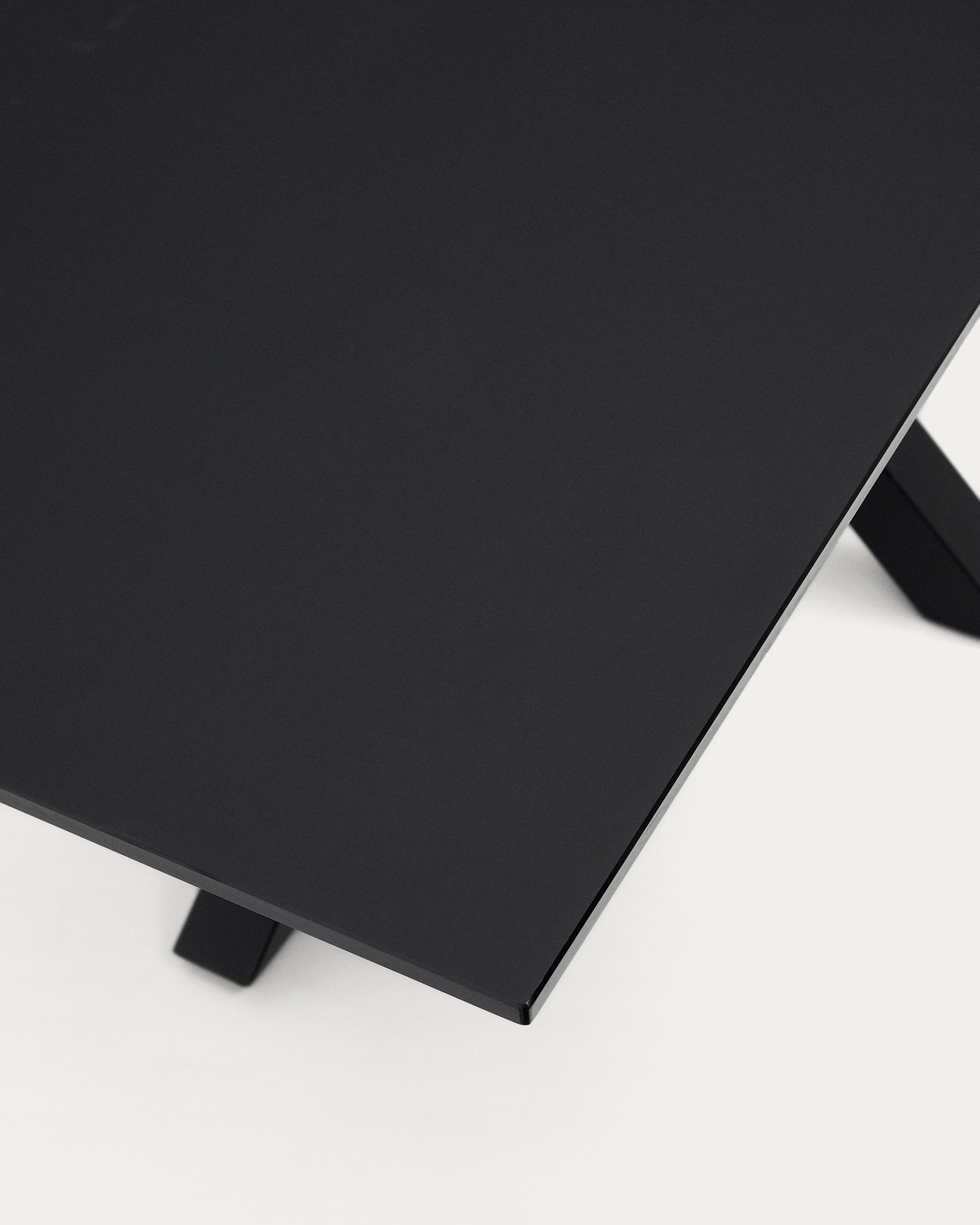 Argo table with black glass and black steel legs 180 x 190  cm - Detail