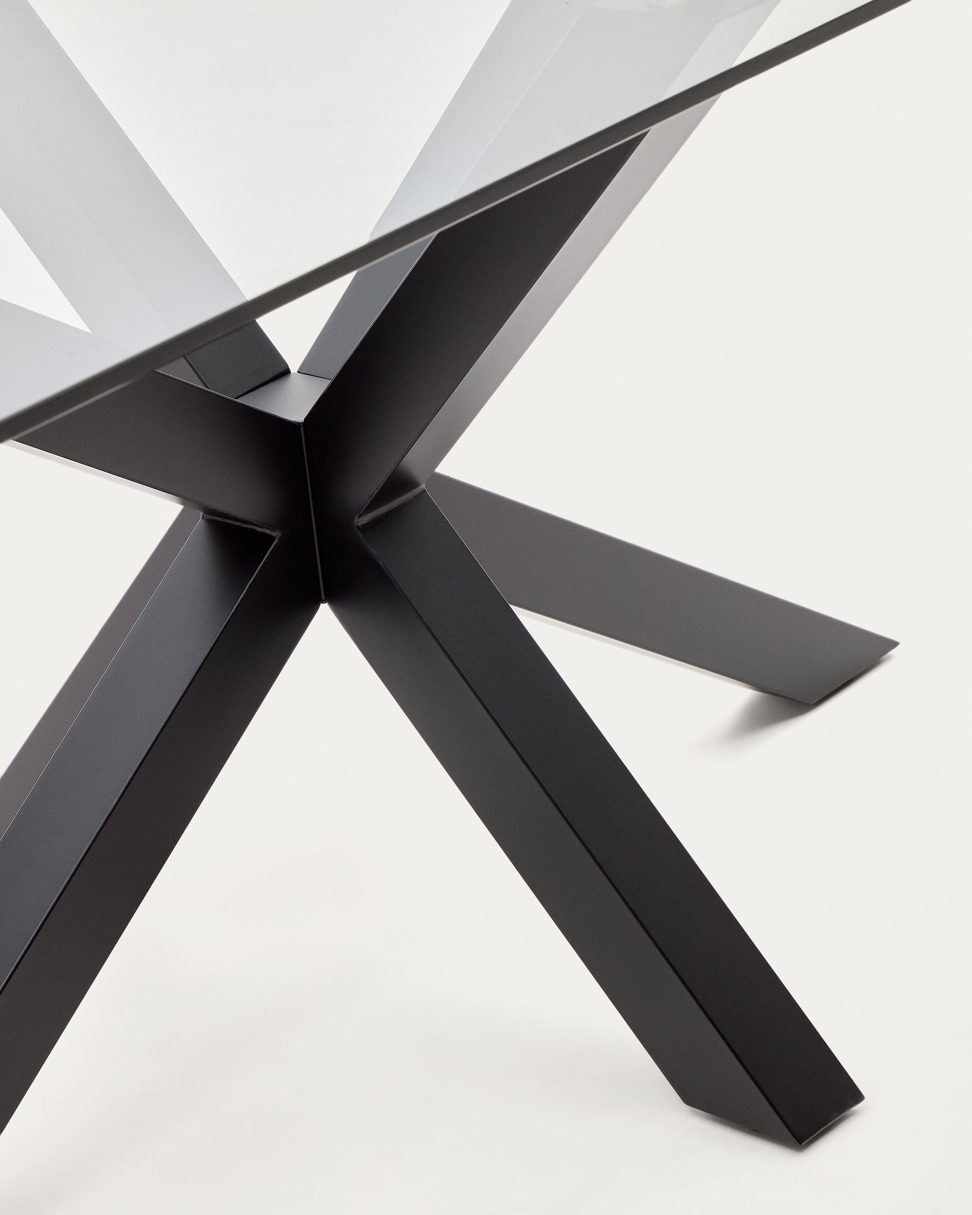 Argo glass table with steel legs with black finish 180 x 100 cm - Detail