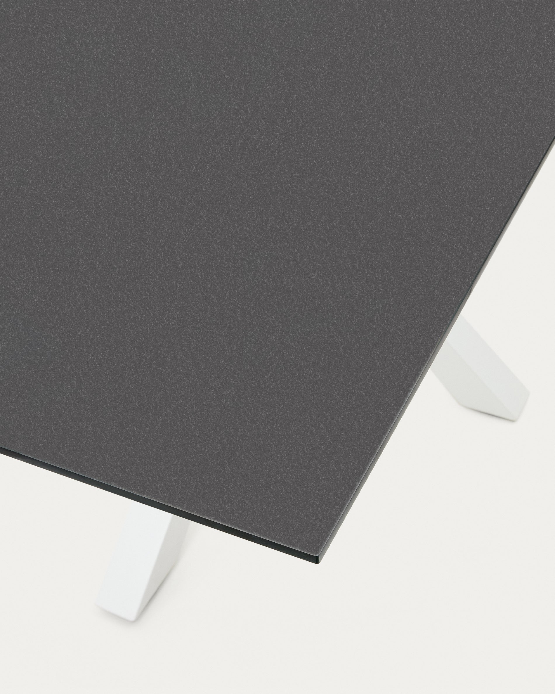 Argo table in frosted black glass and steel legs with black finish 160 x 90 cm - Detail