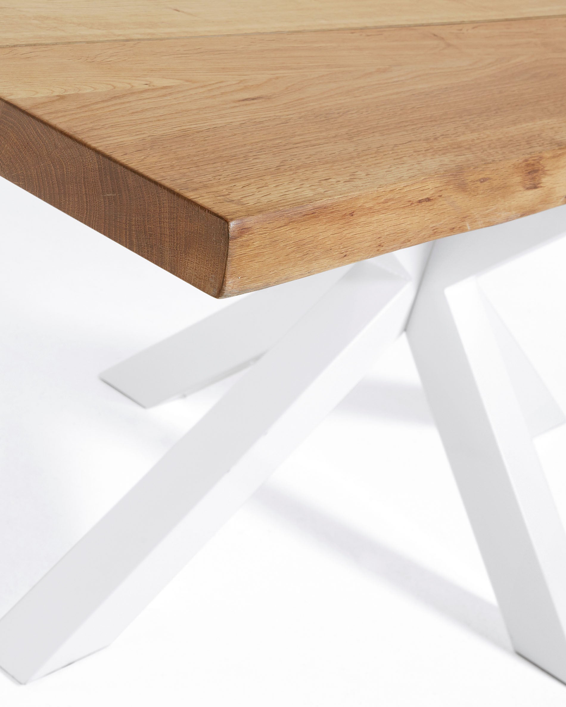 Argo oak veneer table with natural finish and steel legs with white finish 160 x 90 cm - Detail