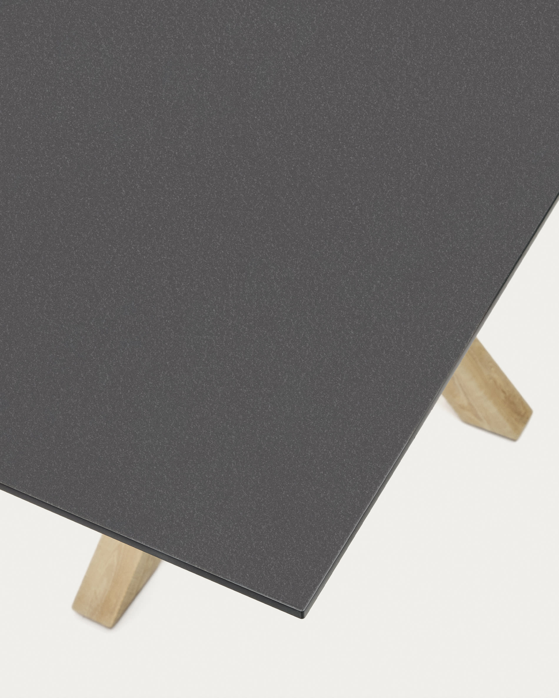 Argo asztal fagyott fekete üveggel és fa hatású acél lábakkal 160 x 90 cm