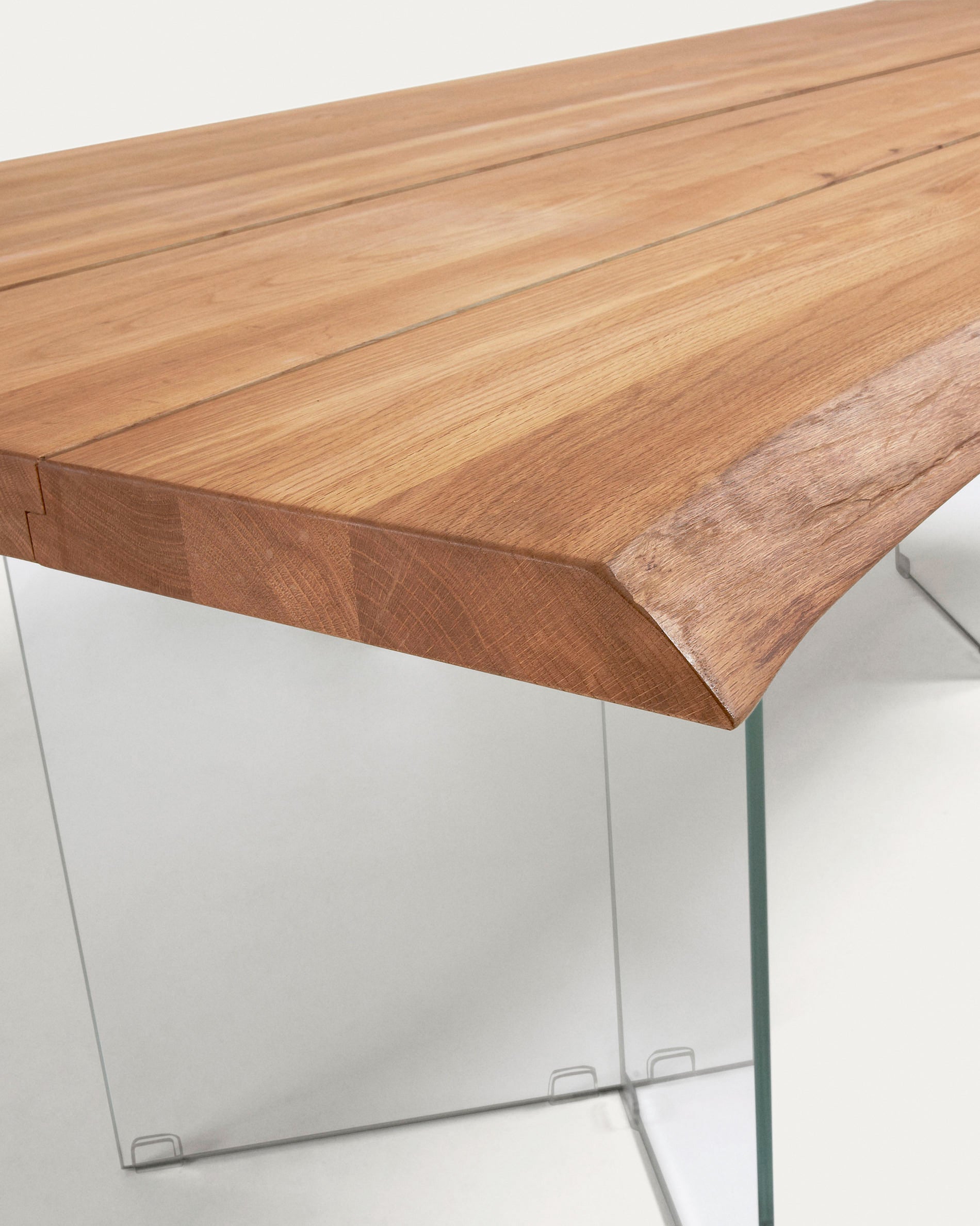 Lotty oak veneer table wit a natural finish and glass legs, 220 x 100 cm - Detail