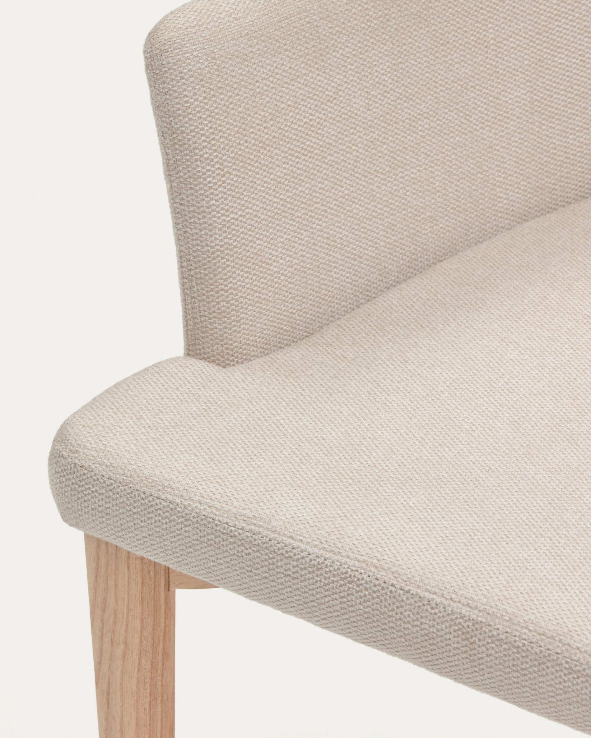 Croft chair in beige chenille with solid ash wood legs - Detail
