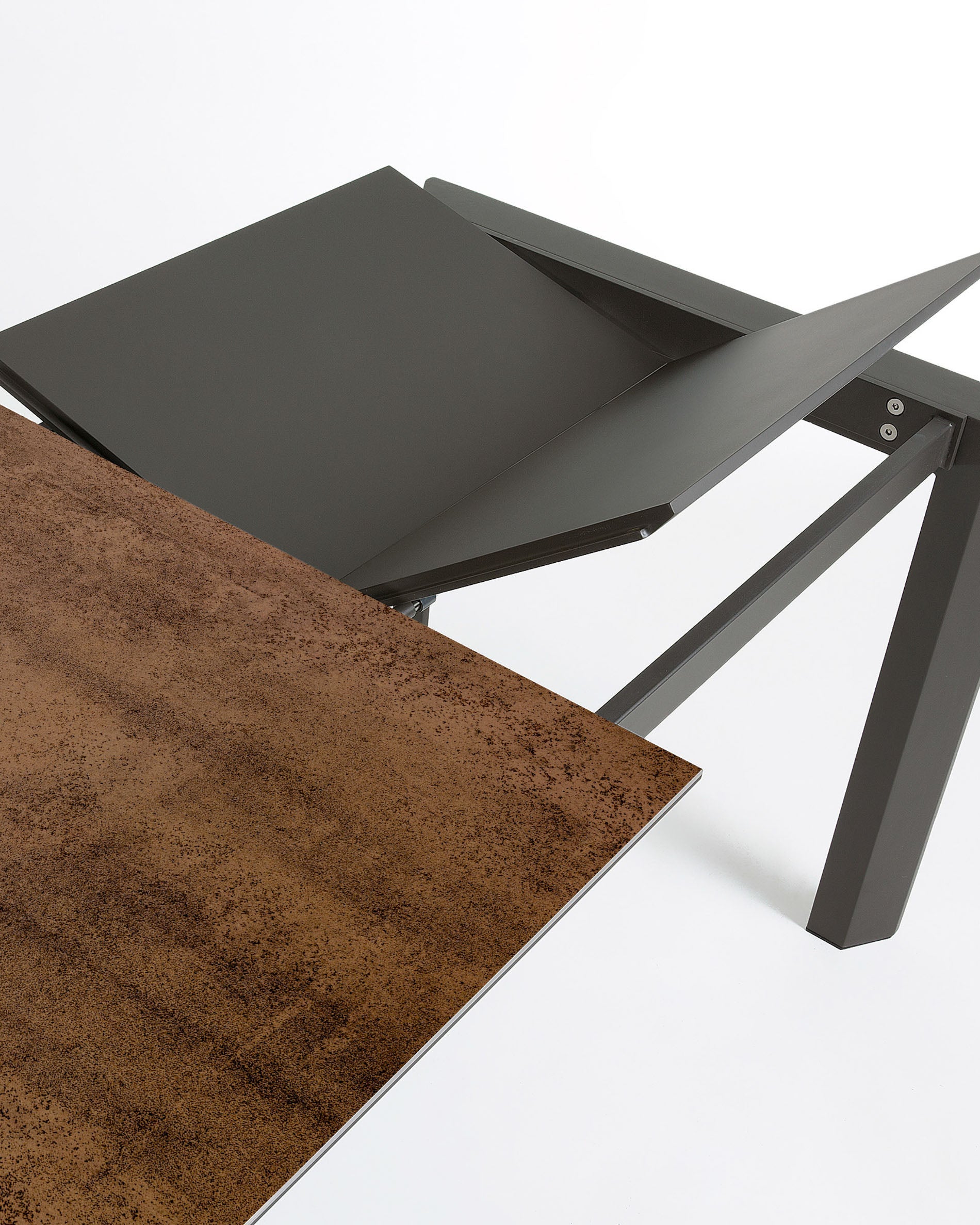 Axis extendable porcelain table with Iron Corten finish and dark gray legs, 120 (180) cm