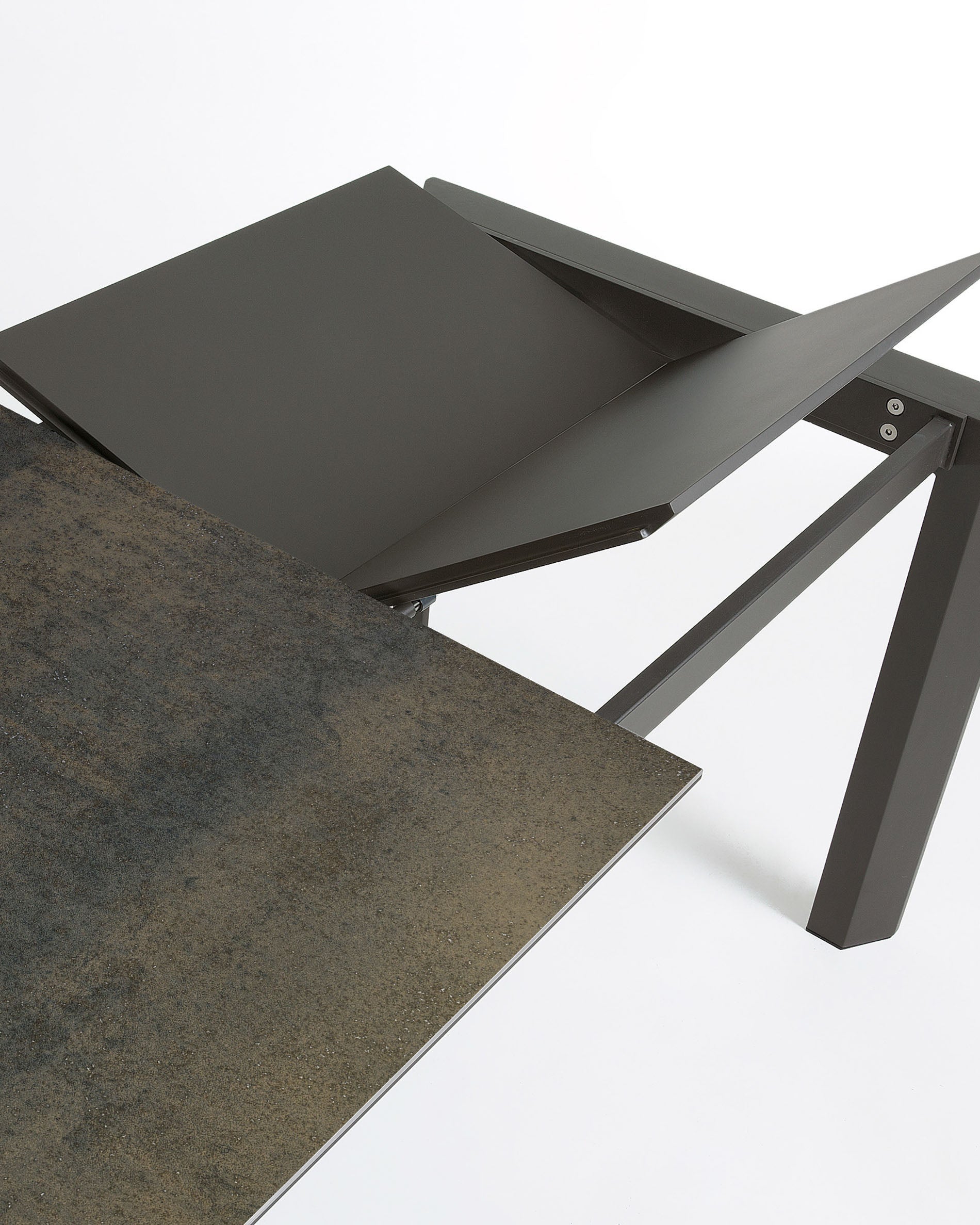 Axis extendable porcelain table with Iron Moss finish and black steel legs, 160 (220) cm