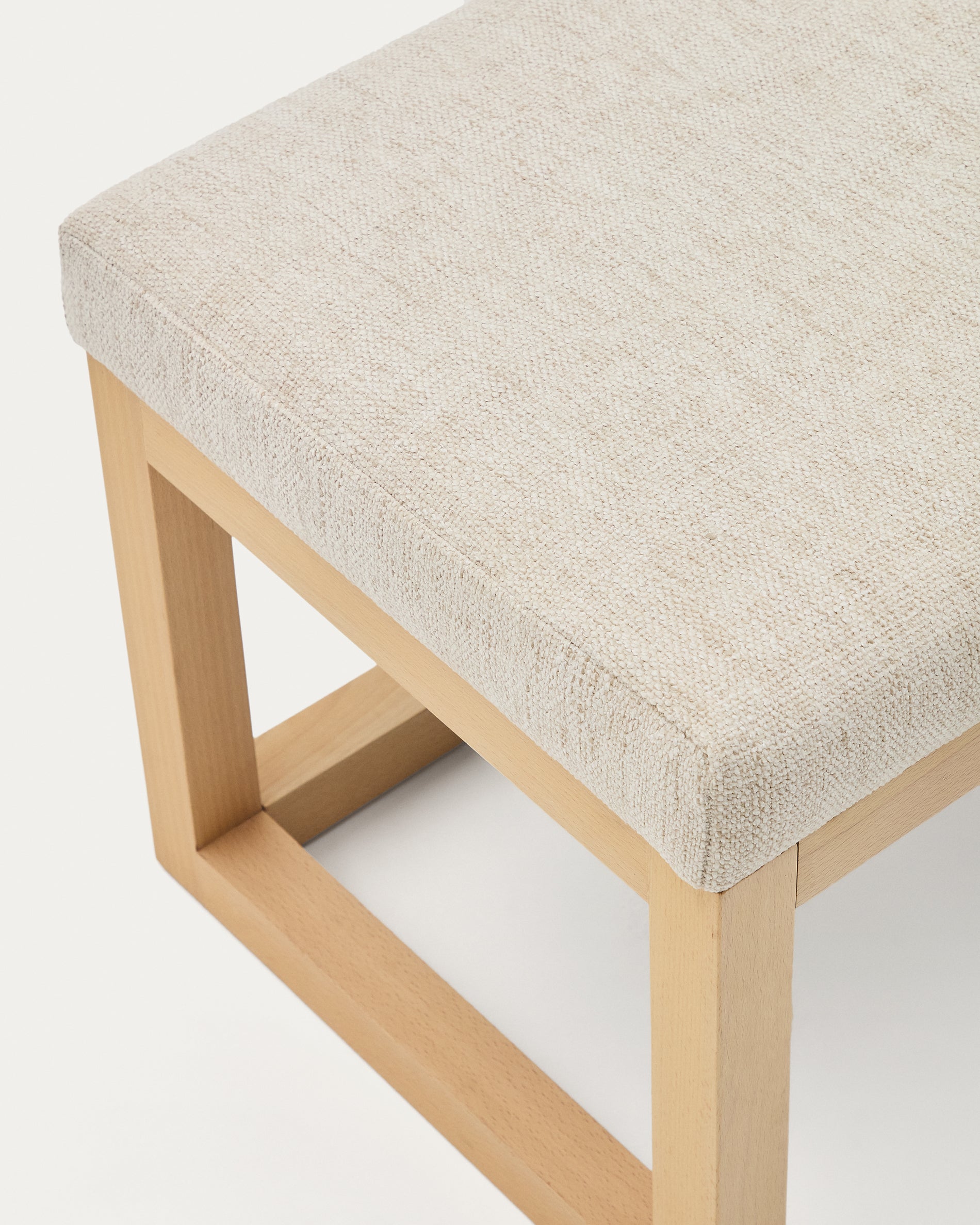 Loya bench in beige chenille and beech wood 128cm - Detail