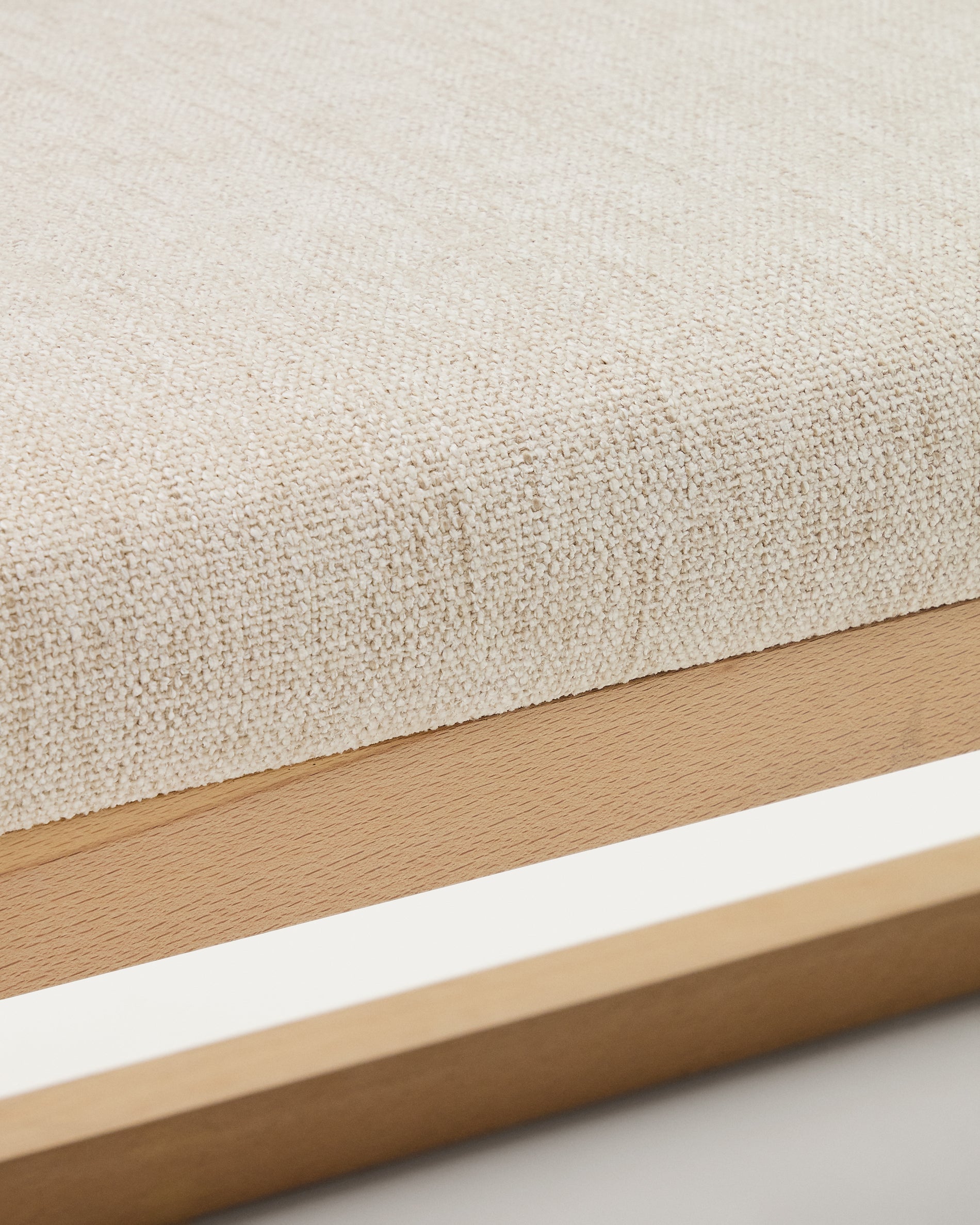 Loya bench in beige chenille and beech wood 128cm - Detail