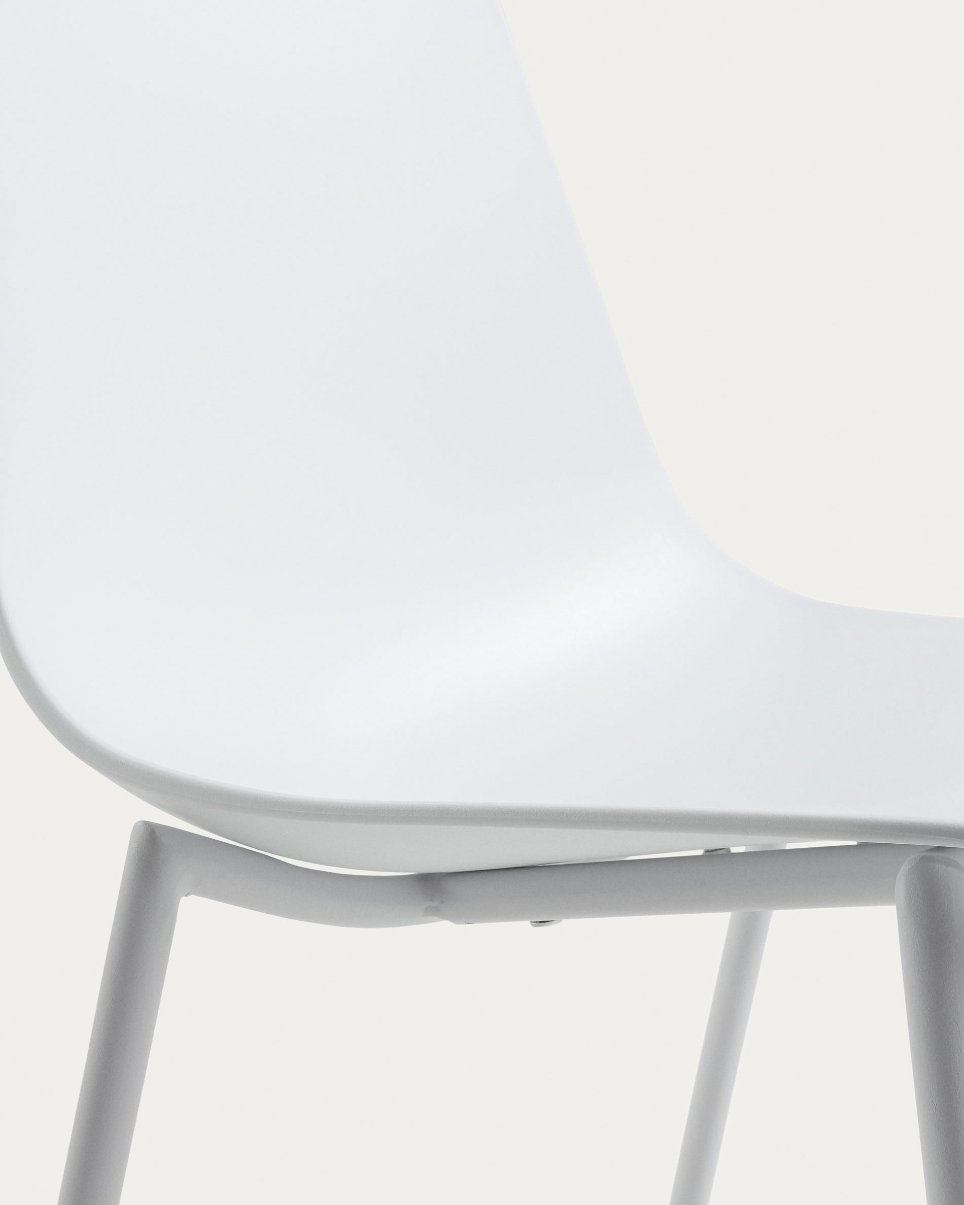 Whatts chair with steel legs in white finnish - Detail