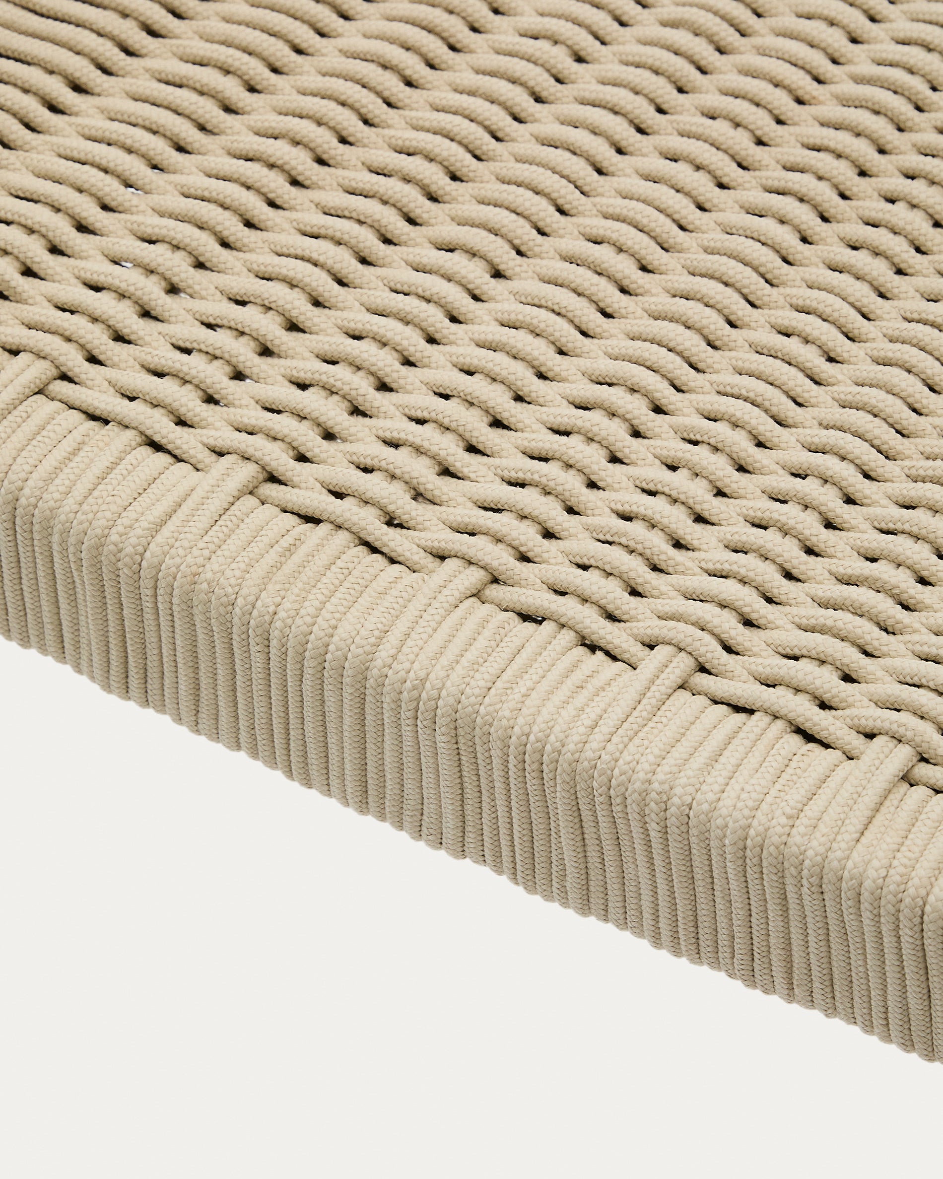 Nina stackable chair made of FSC 100% solid acacia wood and ecru rope cord - Detail