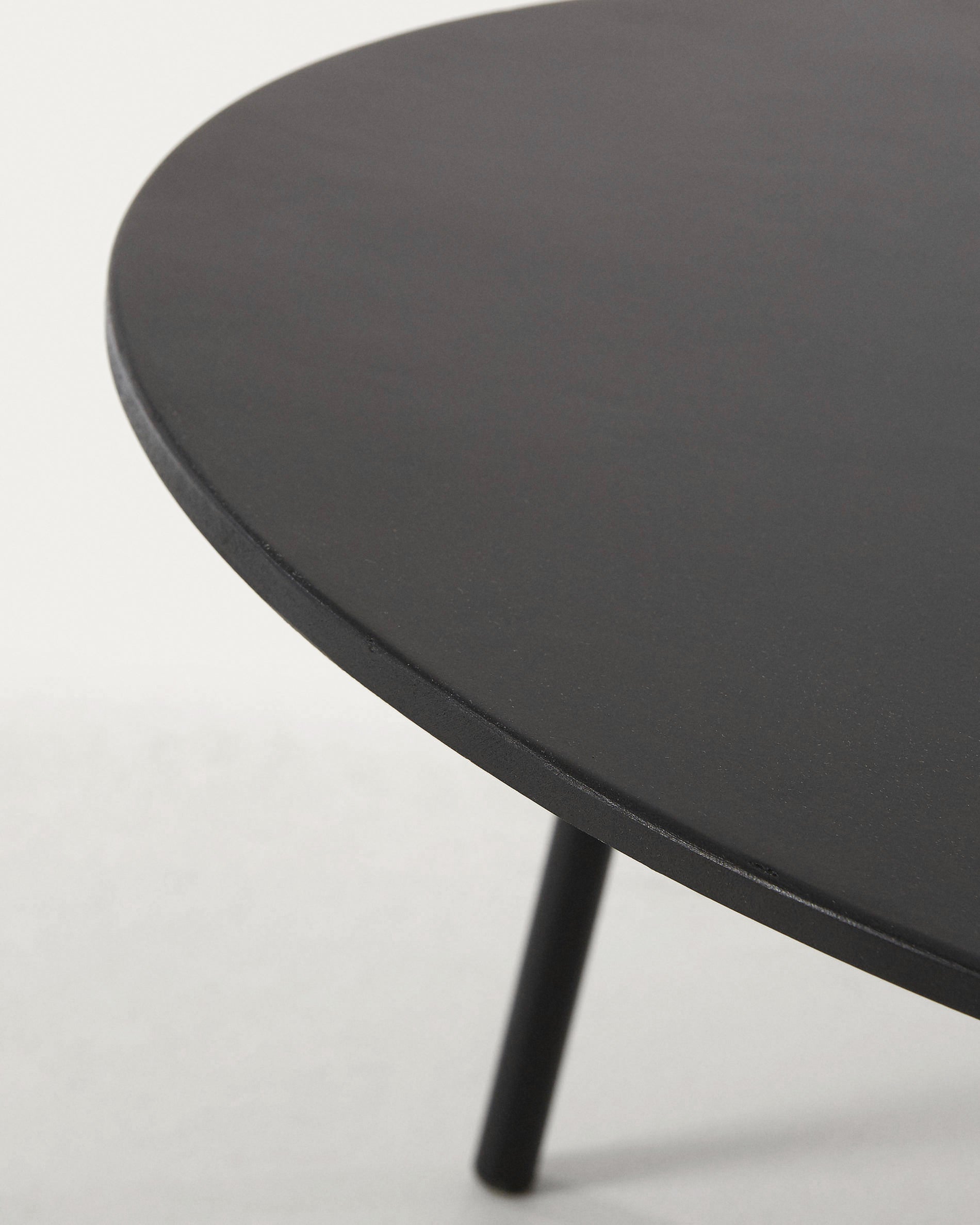 Mathis cement fibre with steel legs with black finish Ø 70 cm - Detail