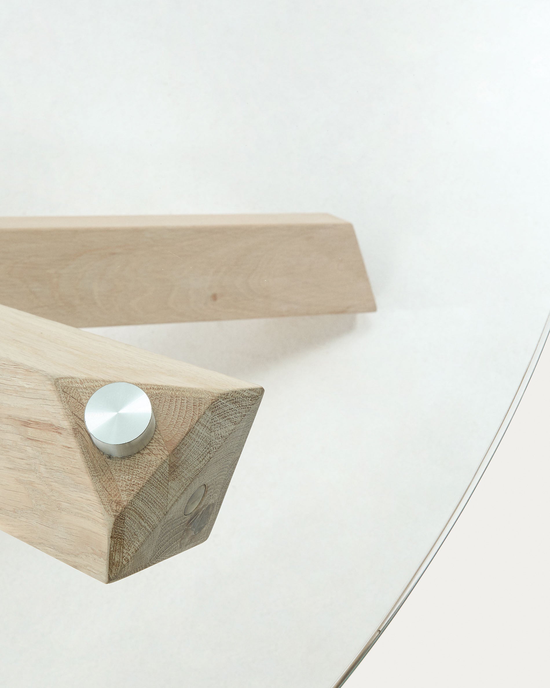 Lotus round glass table with solid oak legs, Ø 120 cm - Detail