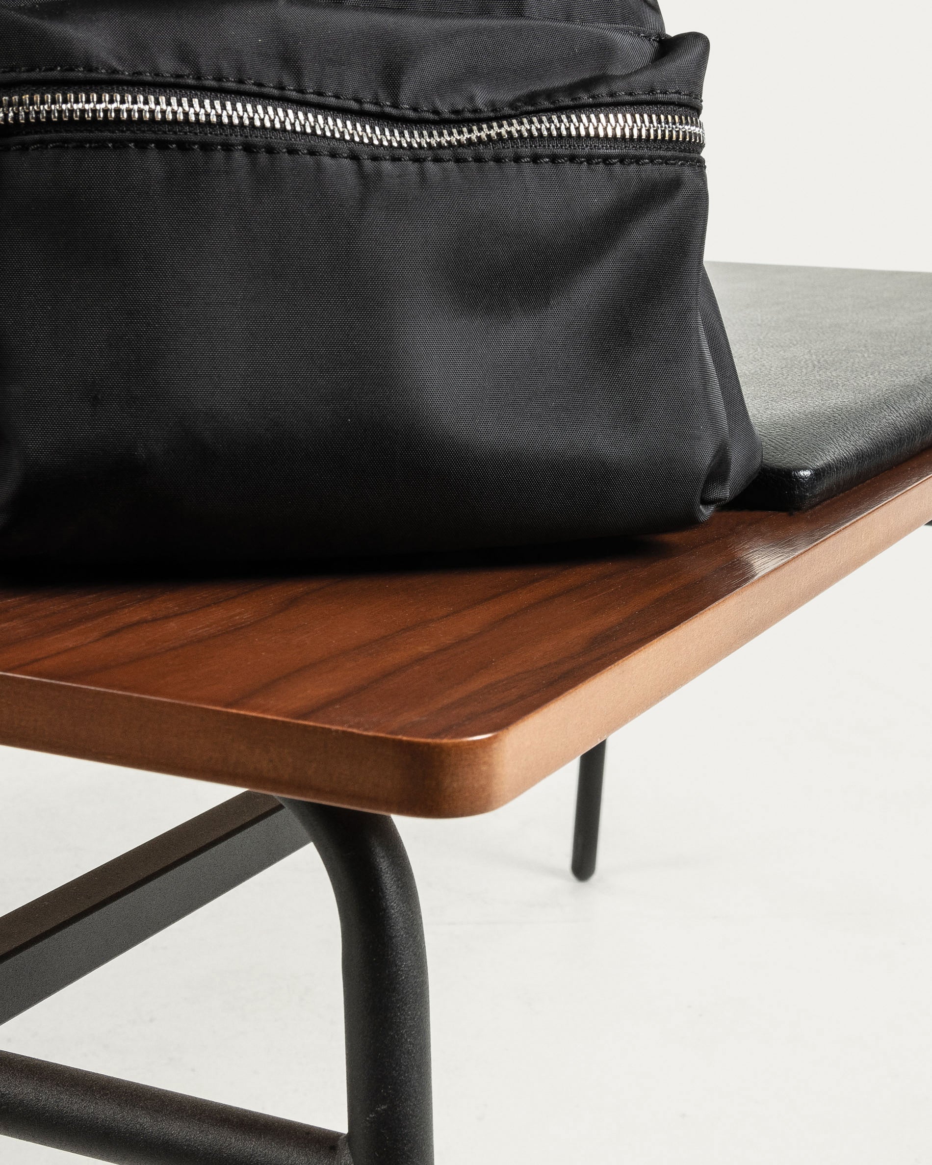 Carabel bench in steel and walnut veneer, 100 cm - Detail