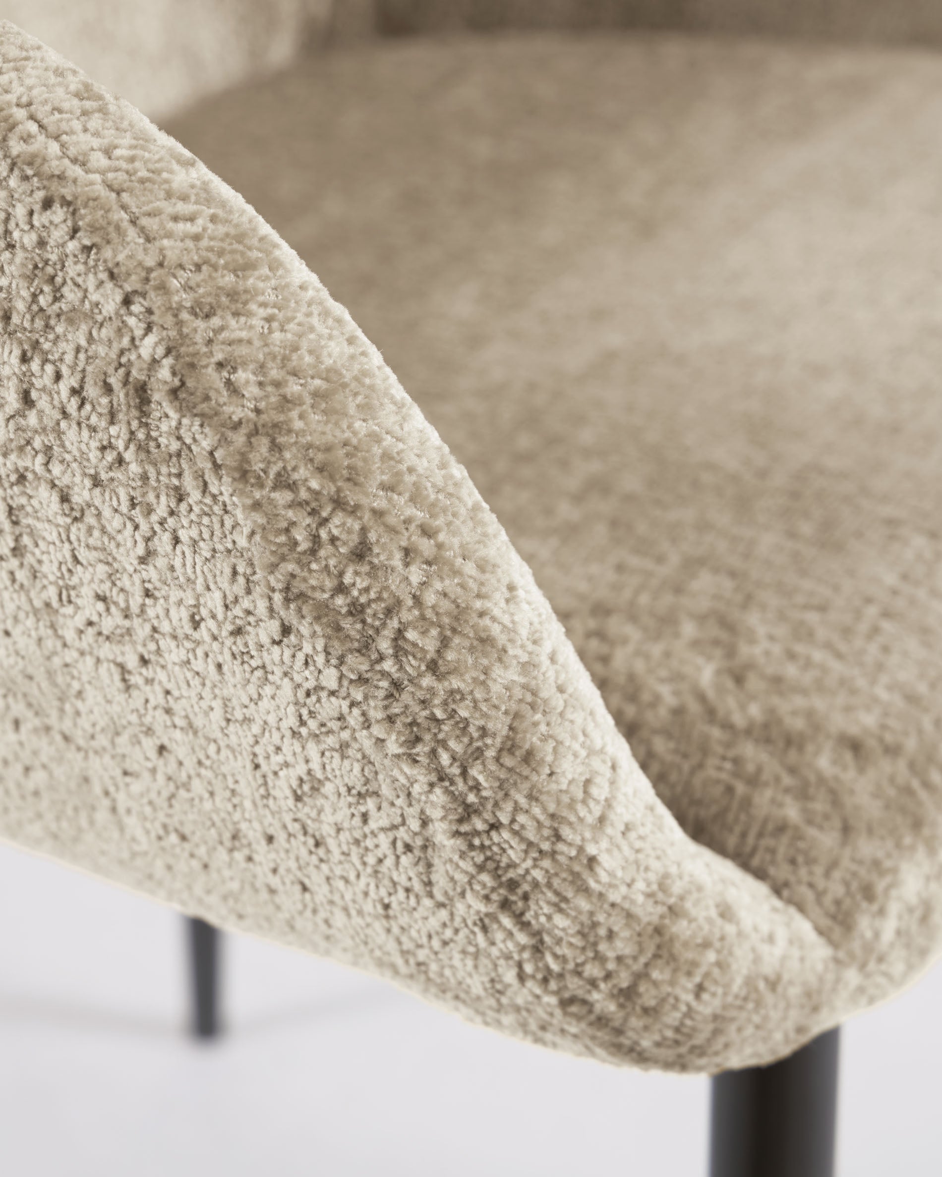 Konna chair in beige chenille with steel legs and painted black finish FR - Detail