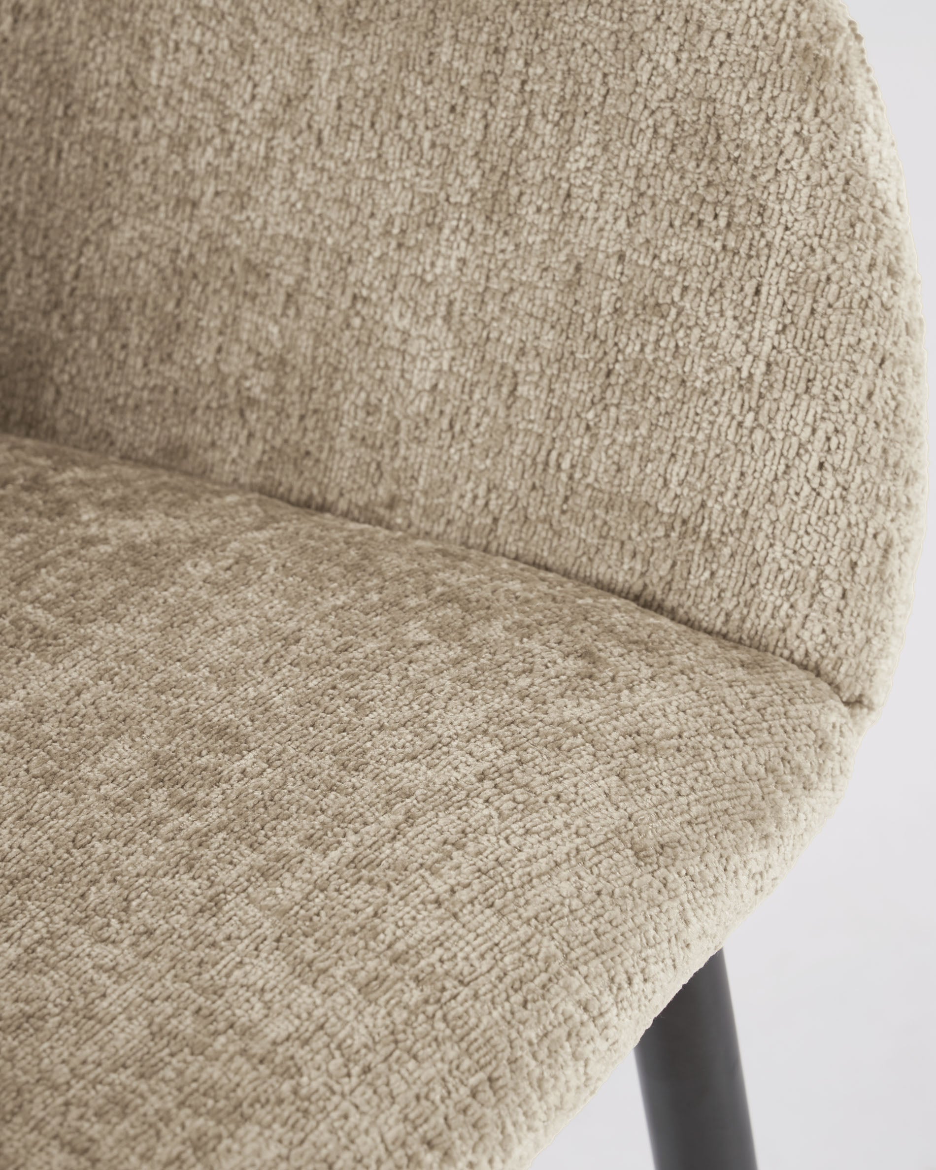 Konna chair in beige chenille with steel legs and painted black finish FR - Detail