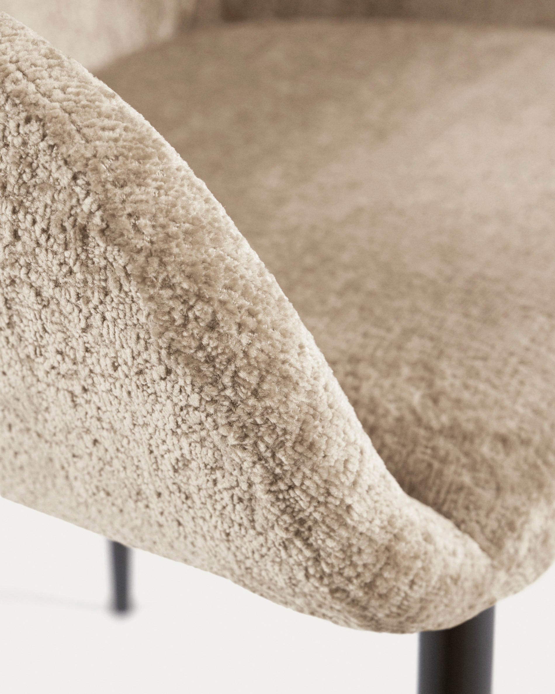 Konna chair in beige chenille with steel legs and painted black finish - Detail