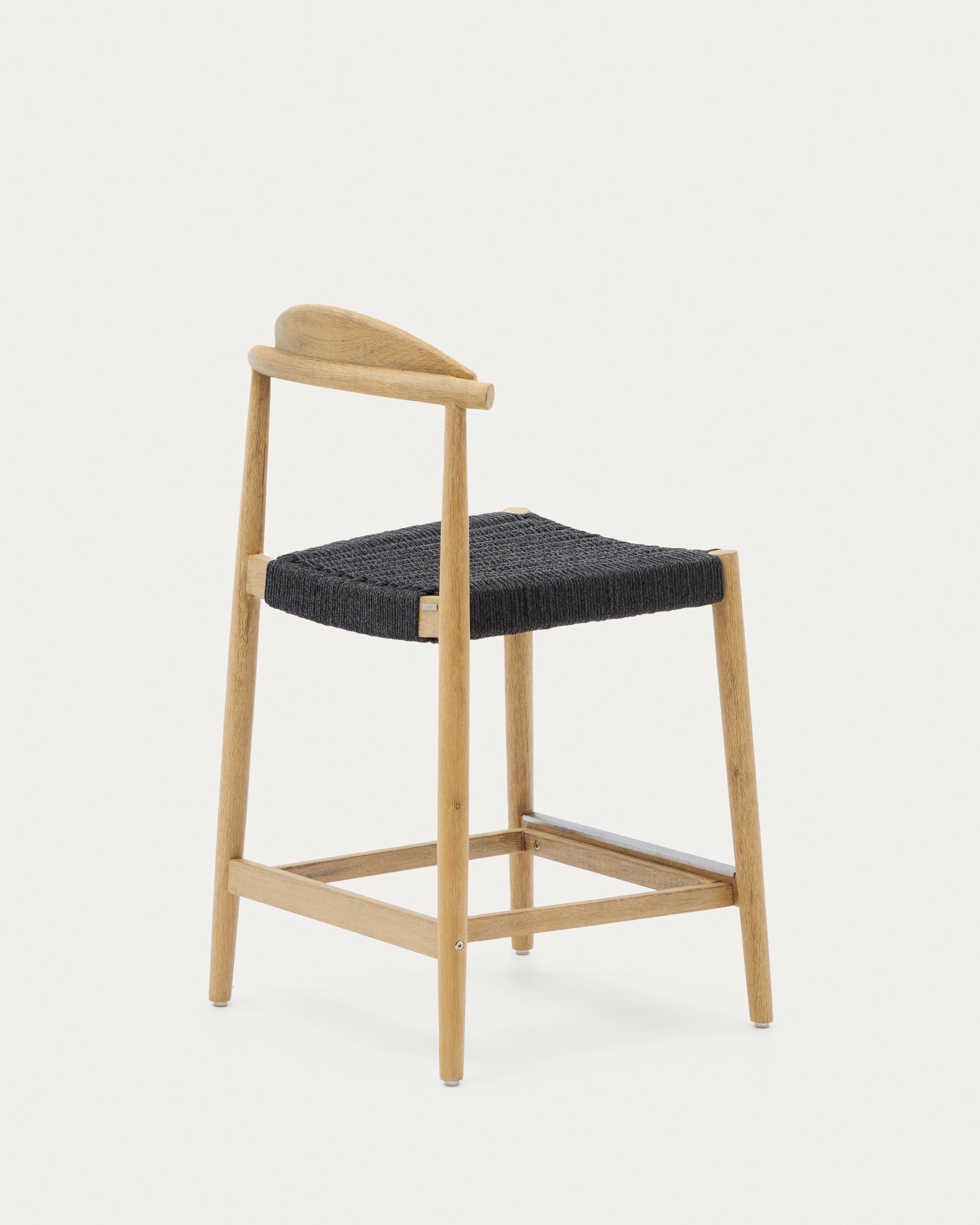 Nina szék, szilárd akácfa anyagból készült, természetes befejezéssel és fekete kötéllel, magassága 62 cm